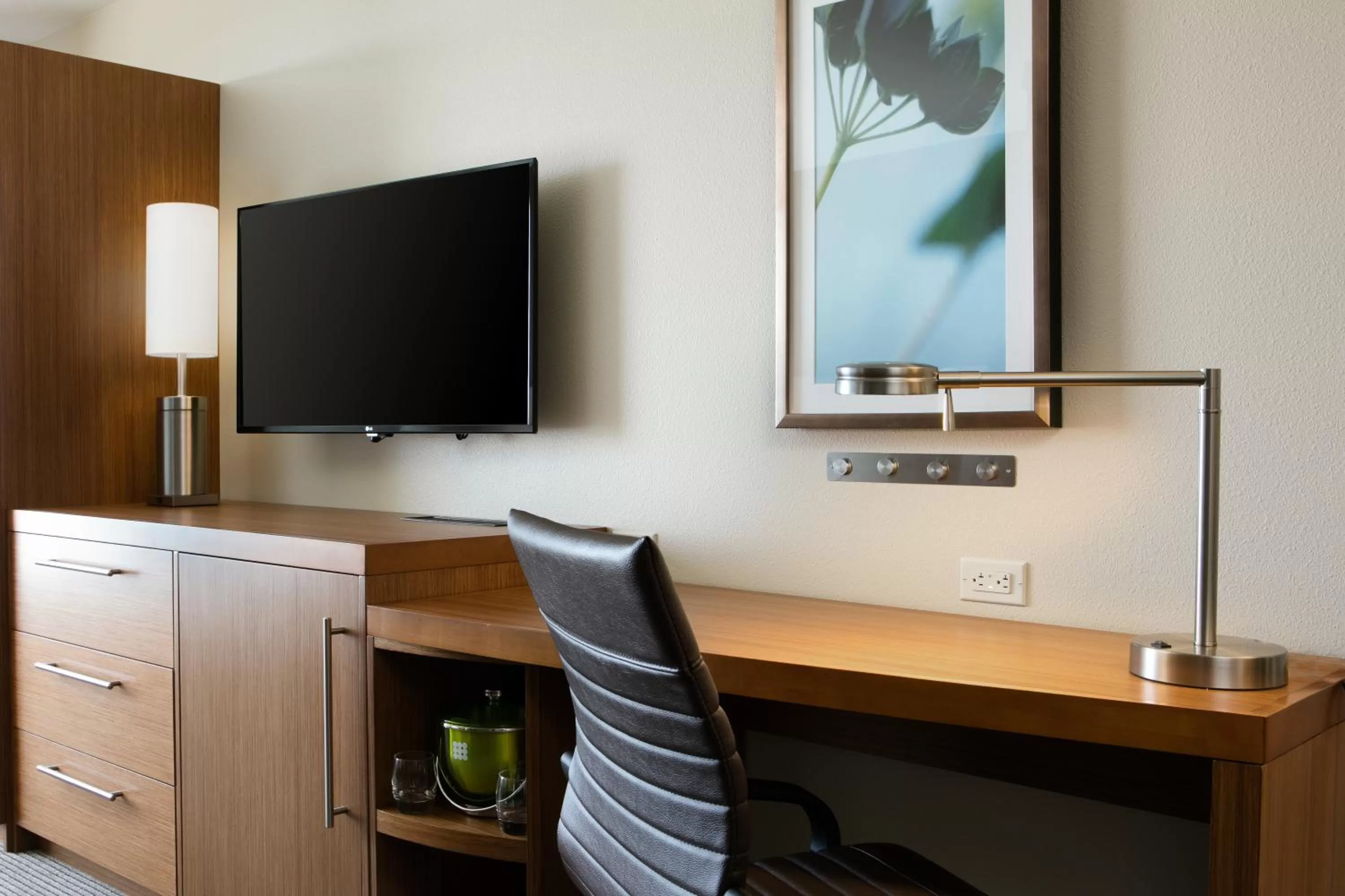 King Room with Sofa Bed and Accessible Tub - Disability Access in Hyatt Place Kansas City Lenexa City Center