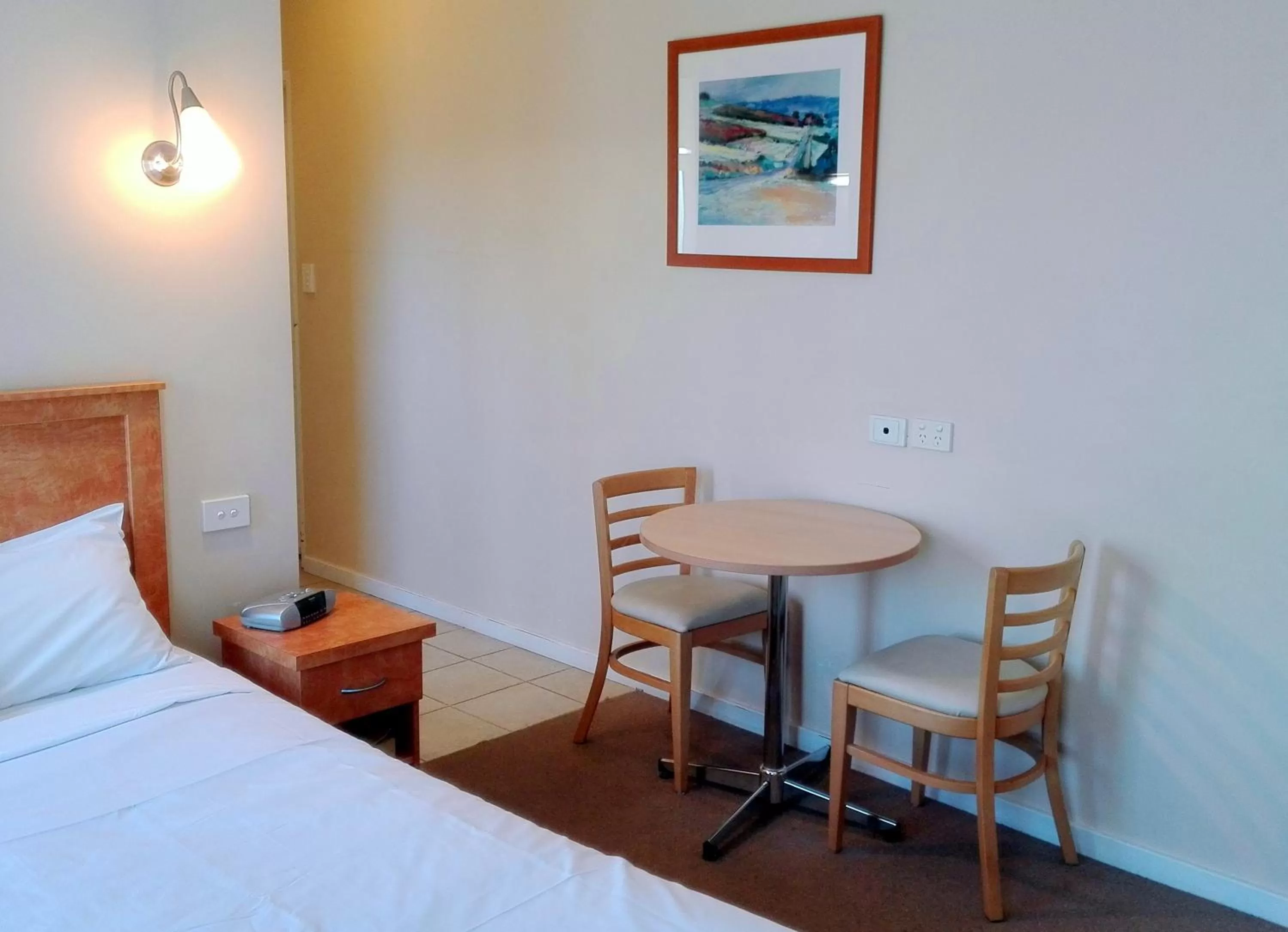 Seating area, Bed in Glen Inn