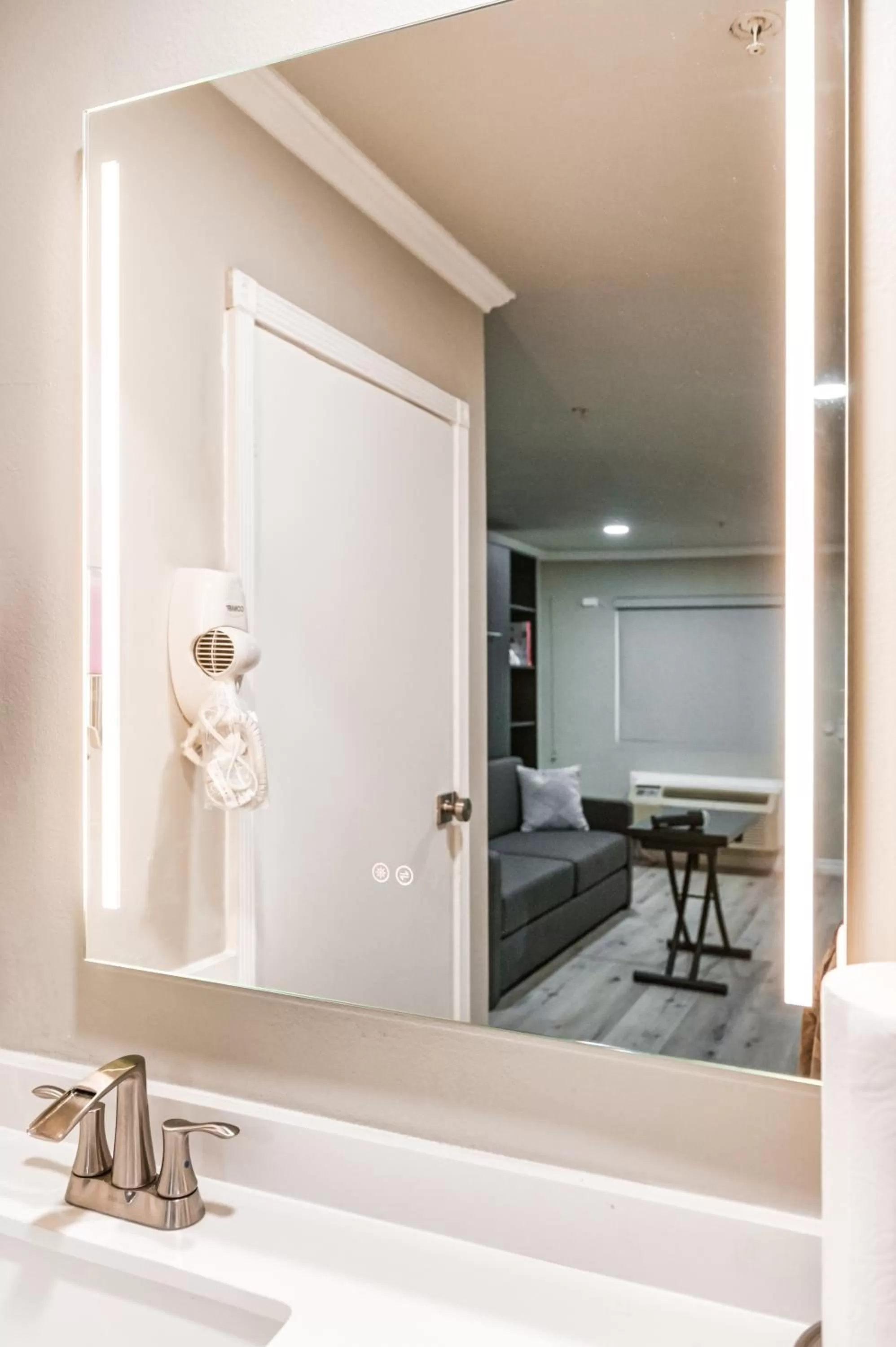 Bathroom, Bed in Omeo Suites
