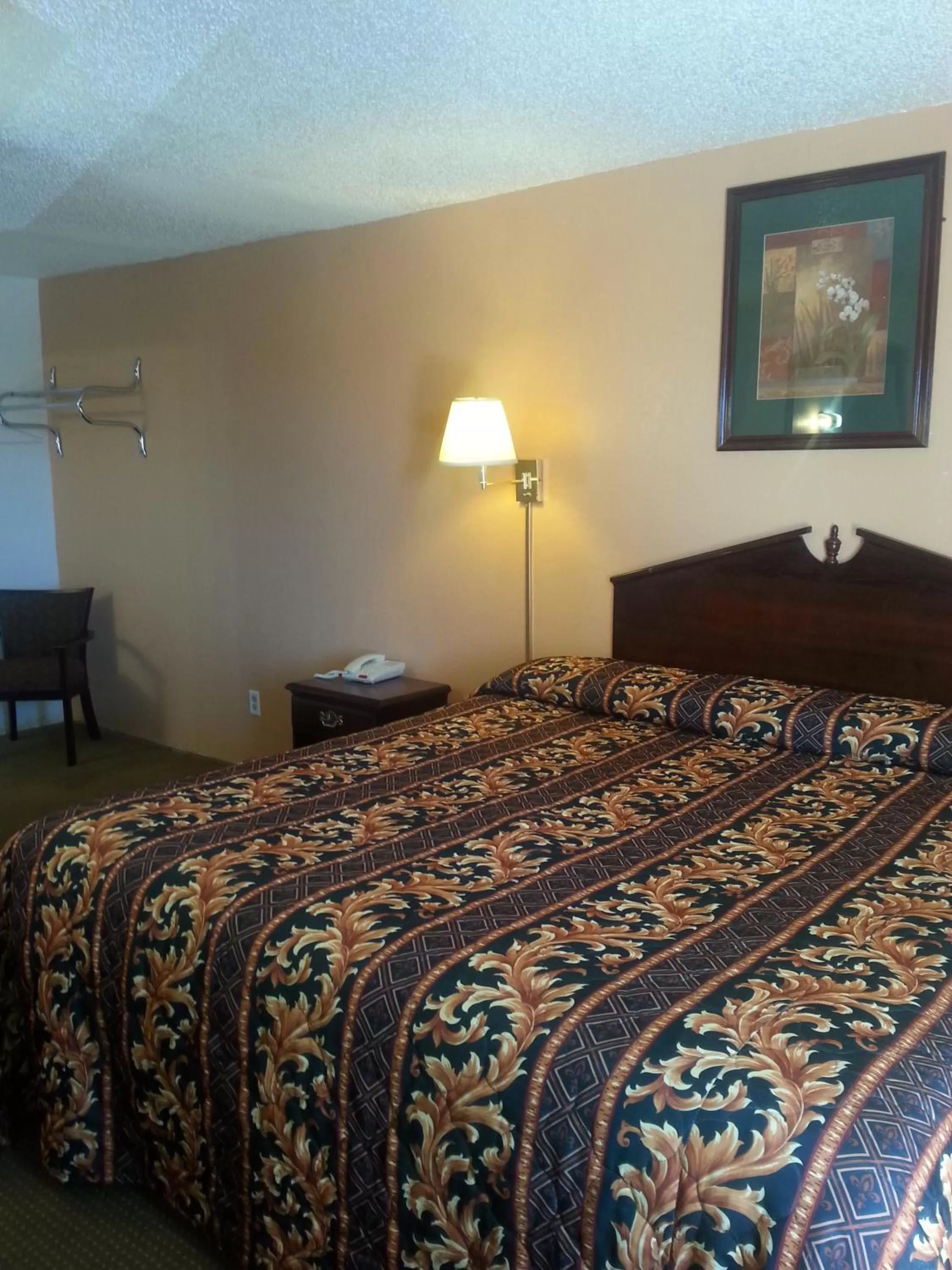 Photo of the whole room, Bed in Budget Inn