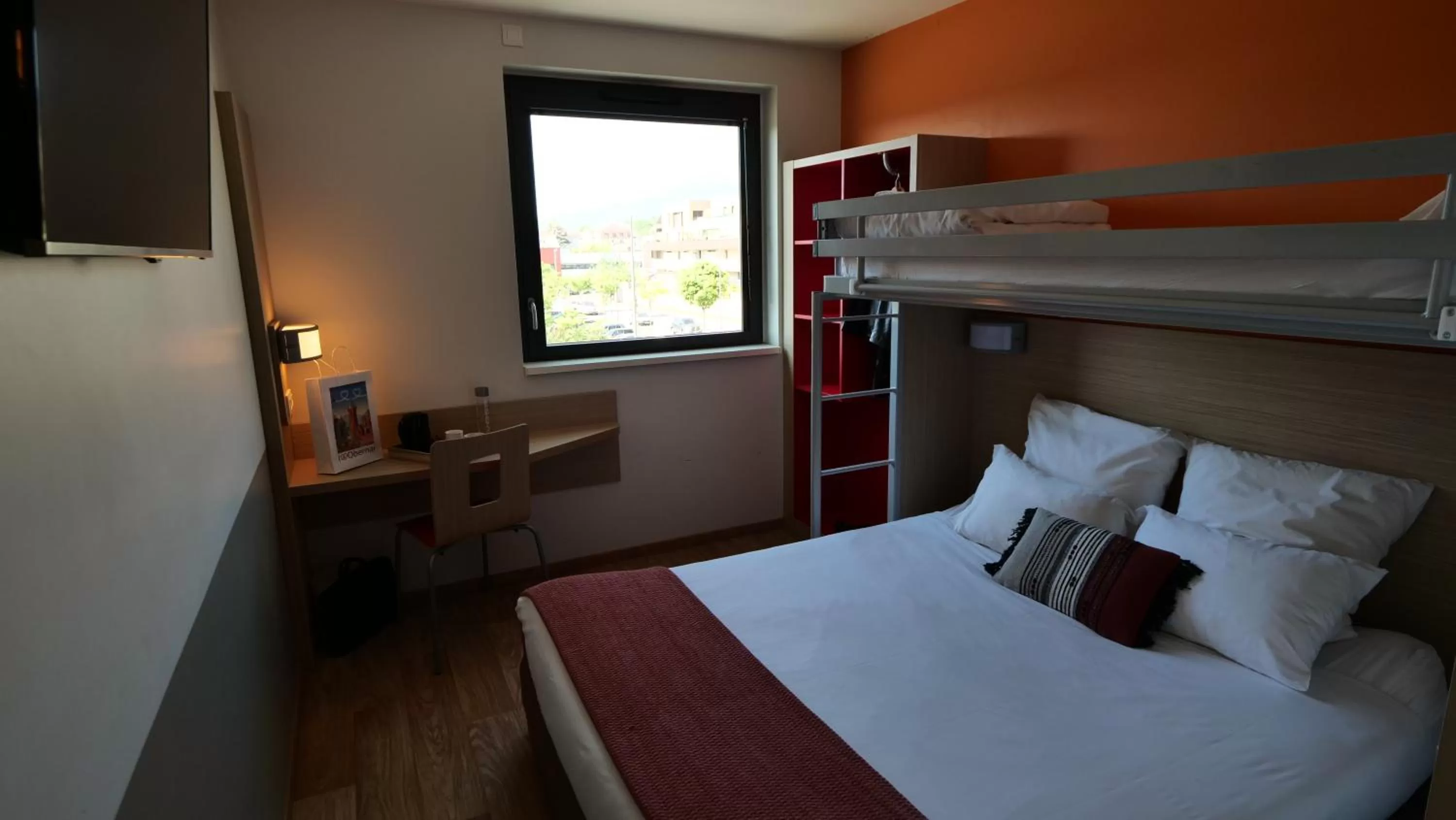 Photo of the whole room, Bed in Oneloft Hotel