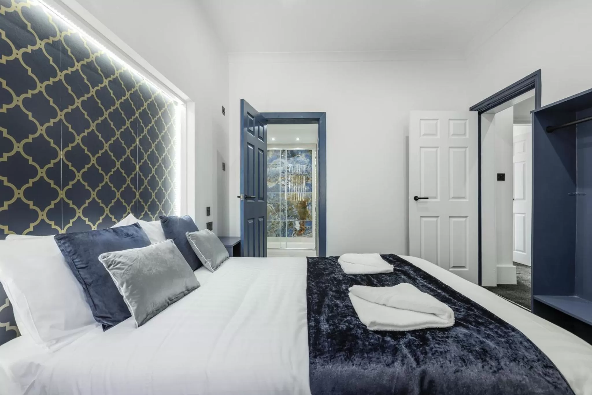 Bedroom, Bed in Crystal Towers Sasco Apartments