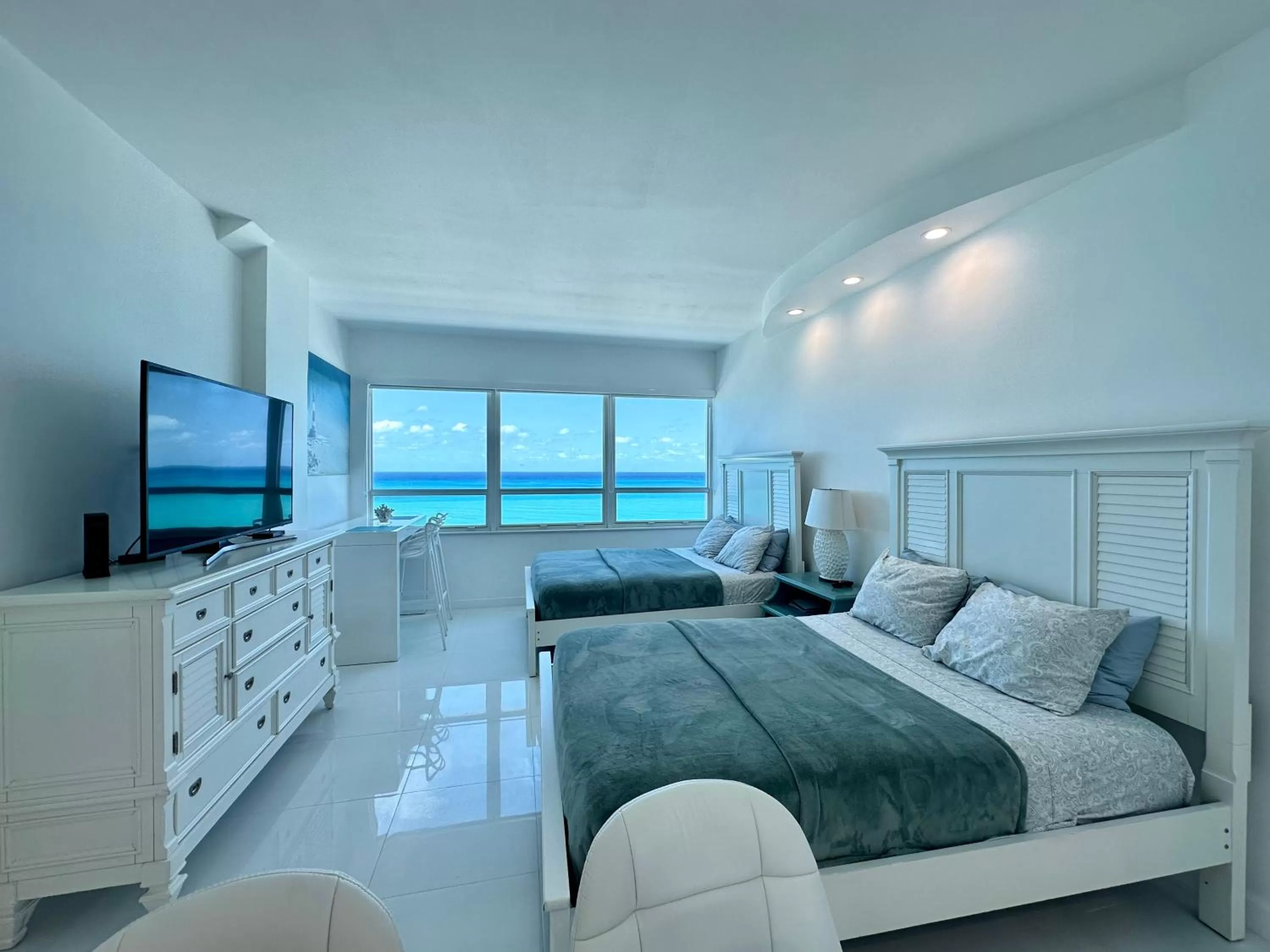 Deluxe Double Room in SeaStays Apartments