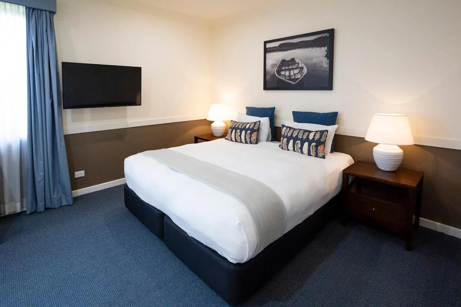 Bed in Hawkesbury Race Club Motel