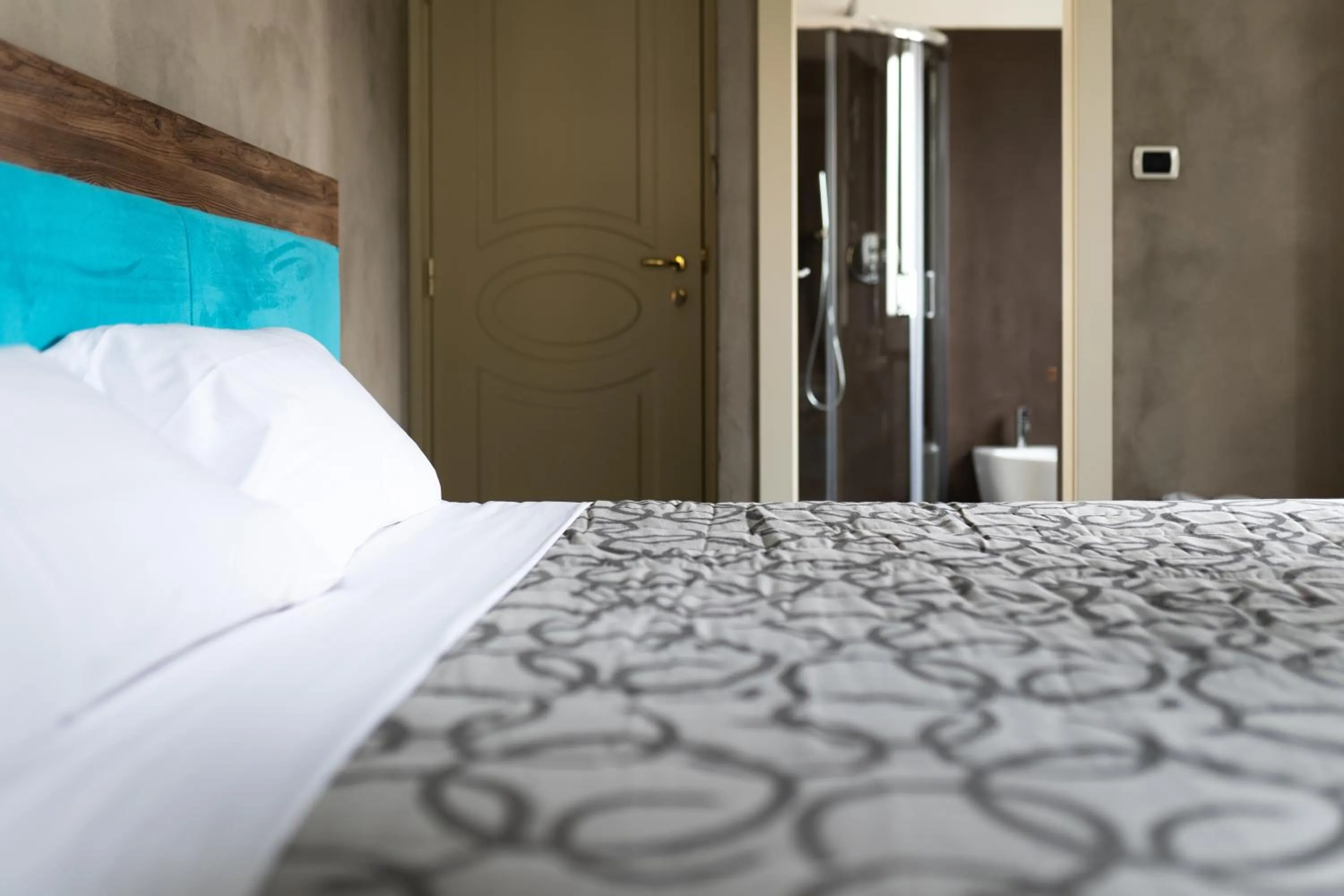 Shower, Bed in Hotel Conca D'Oro ***S