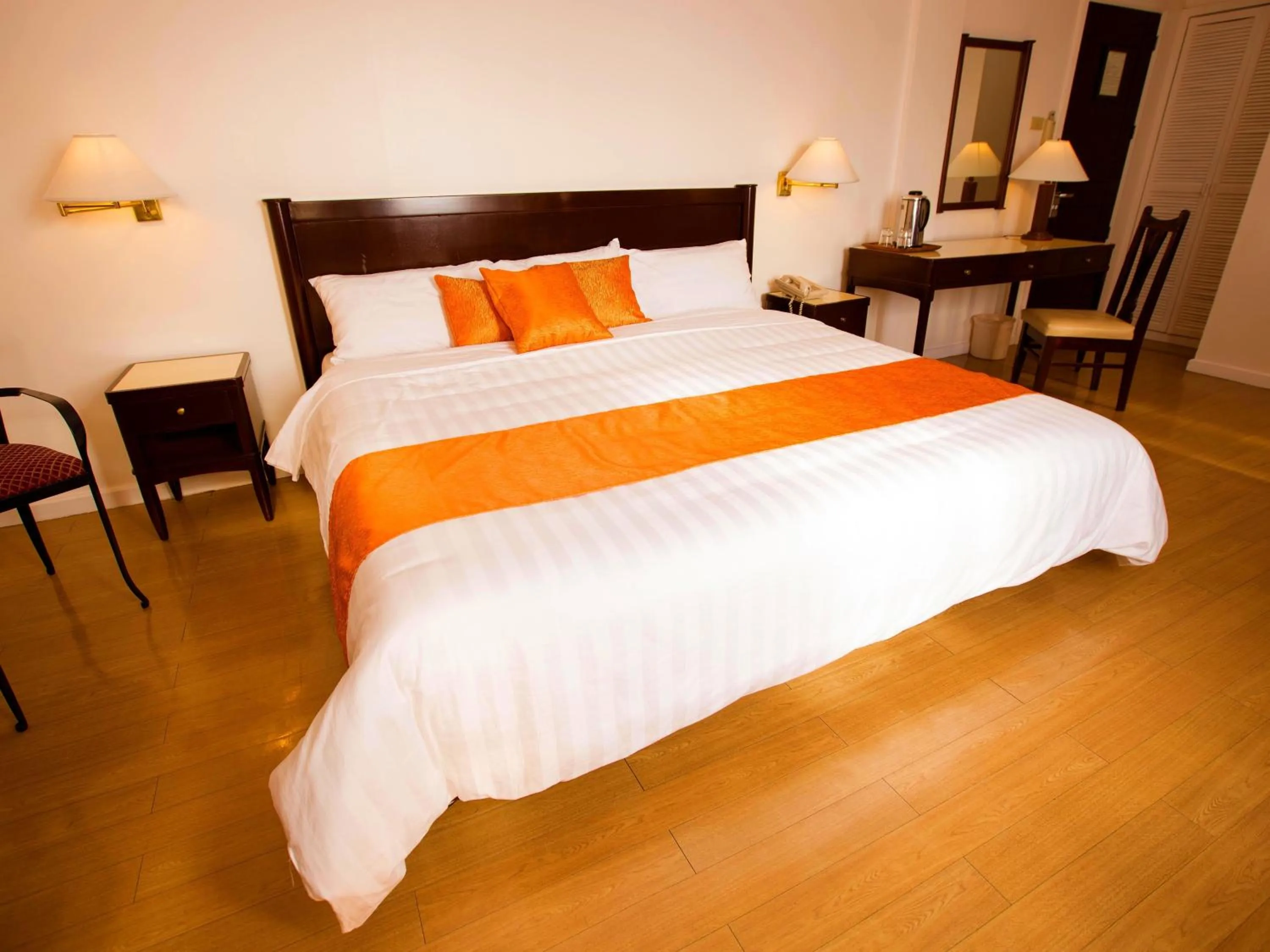 Photo of the whole room, Bed in Harbor Town Hotel