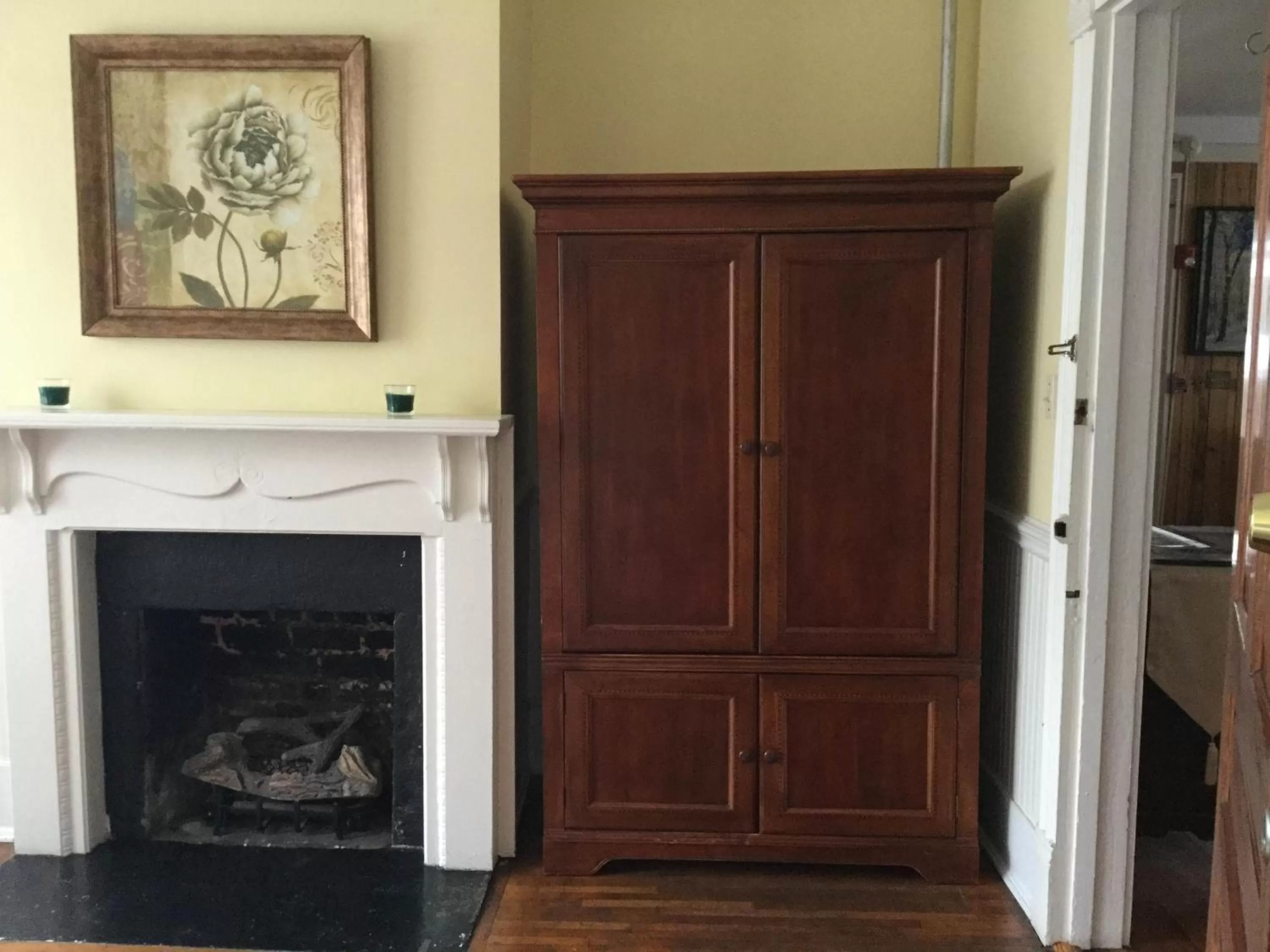 Bedroom, TV/Entertainment Center in The Charleston Inn