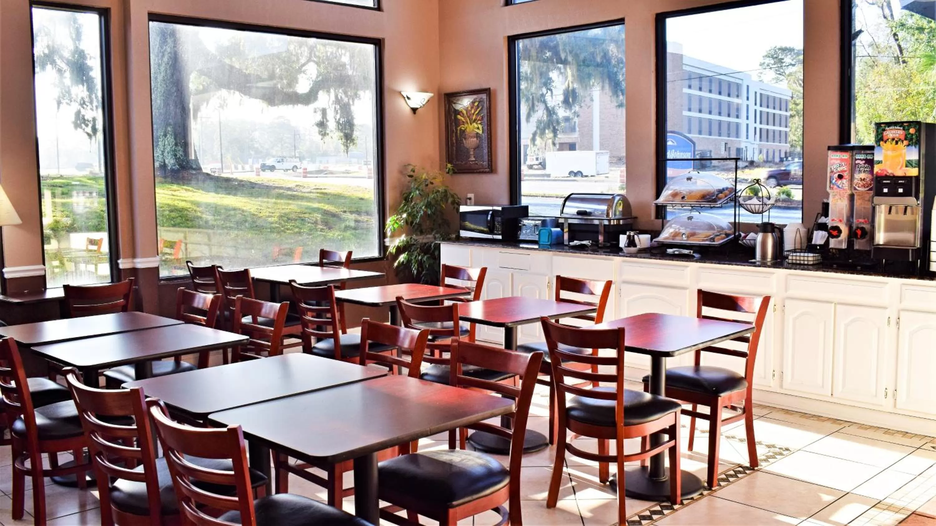 Buffet breakfast in Howard Johnson by Wyndham Beaufort/Parris Island