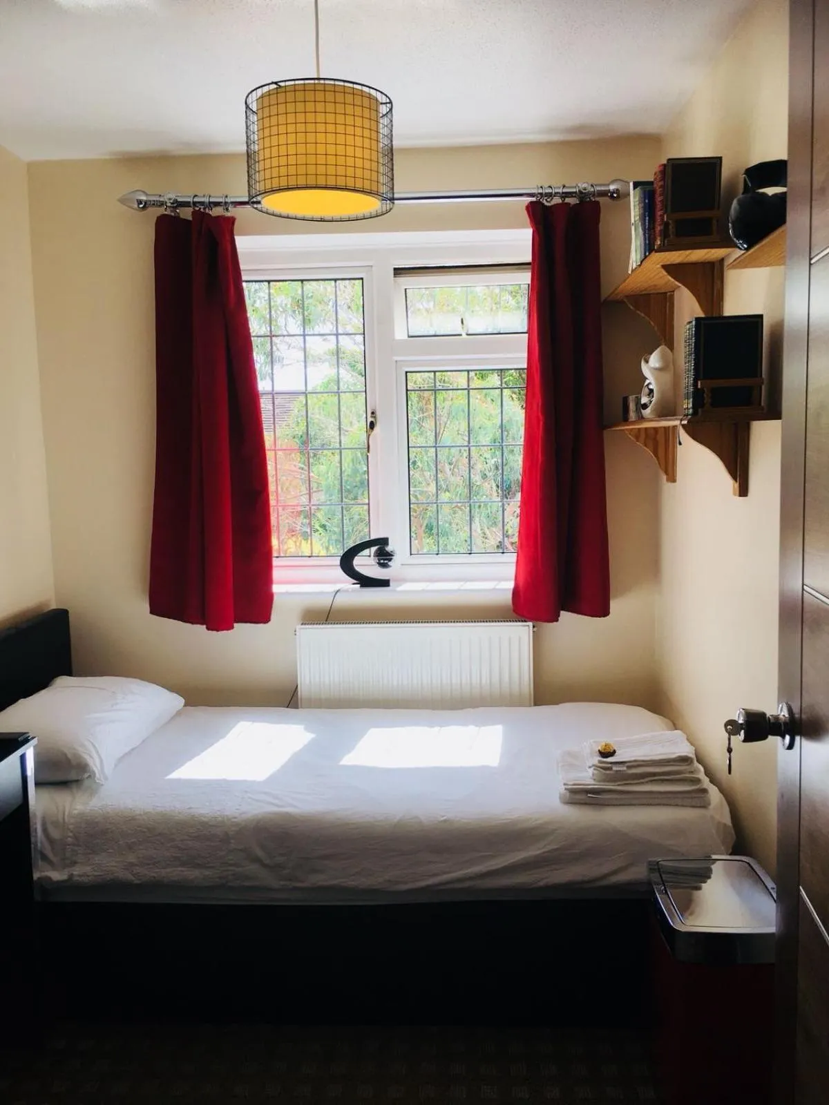 Bedroom, Bed in Bianca's House Hotel Heathrow Airport