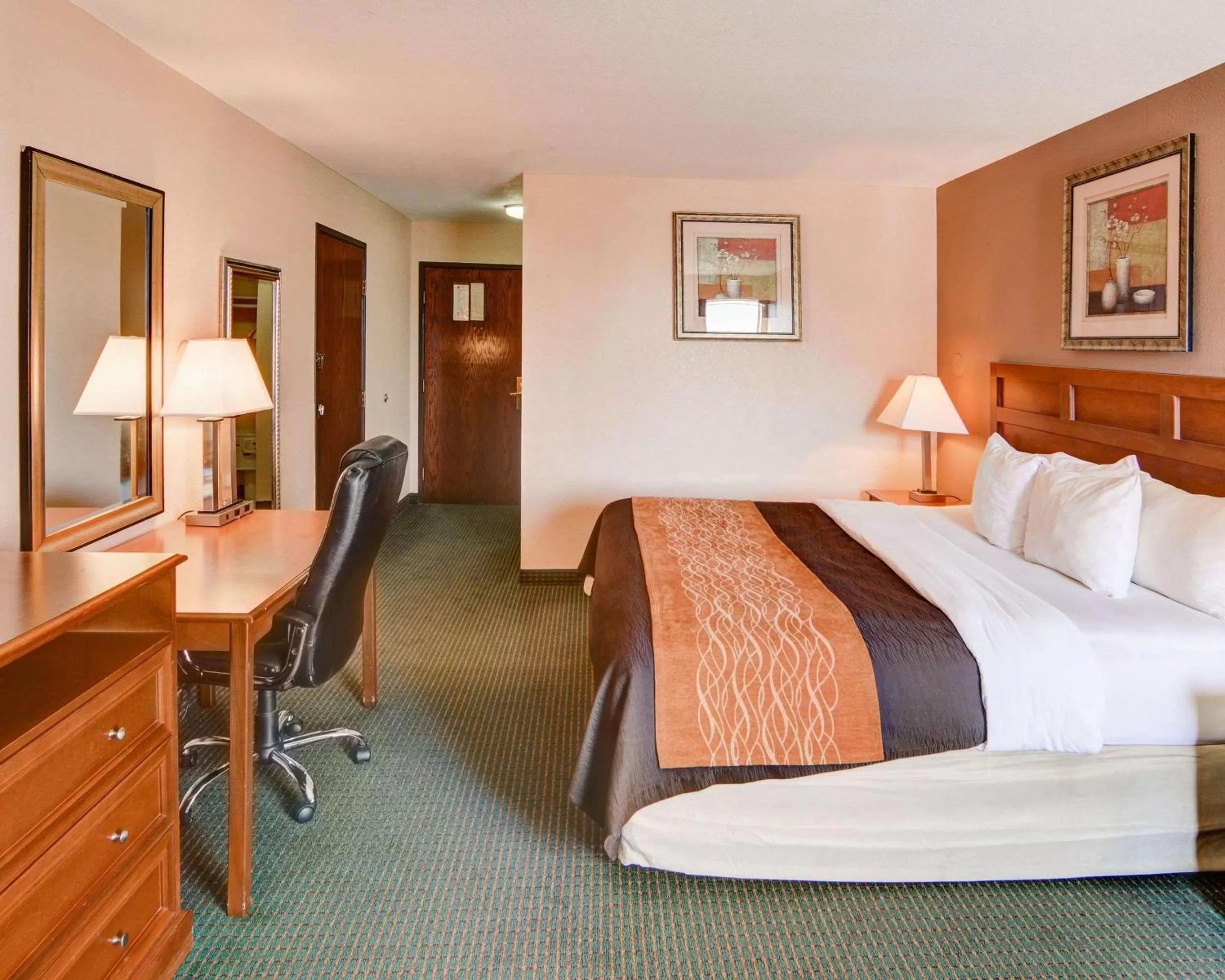 Photo of the whole room, Bed in Quality Inn Forest Hill - Fort Worth South
