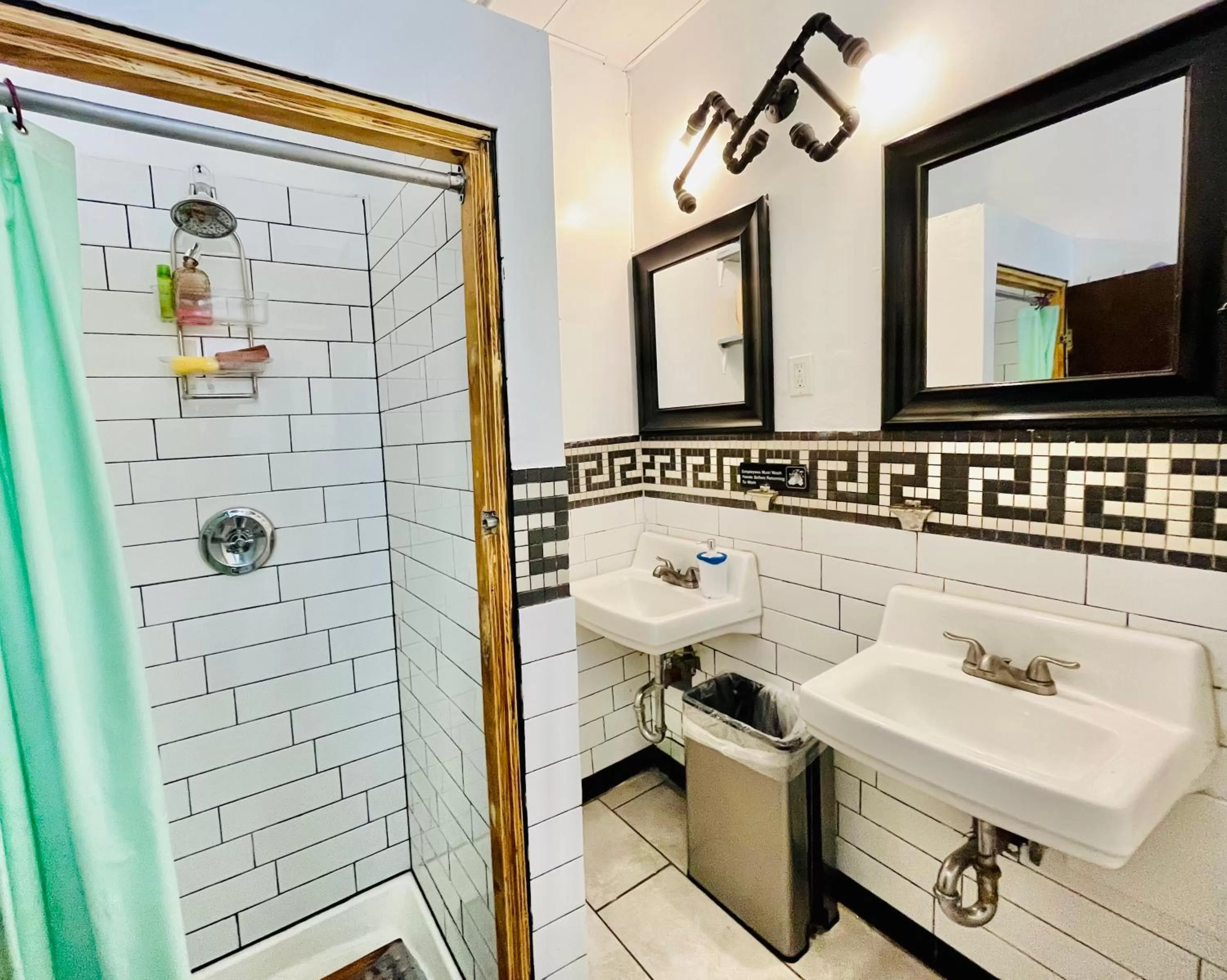 Shower in New York Spirit Retreats HOSTEL