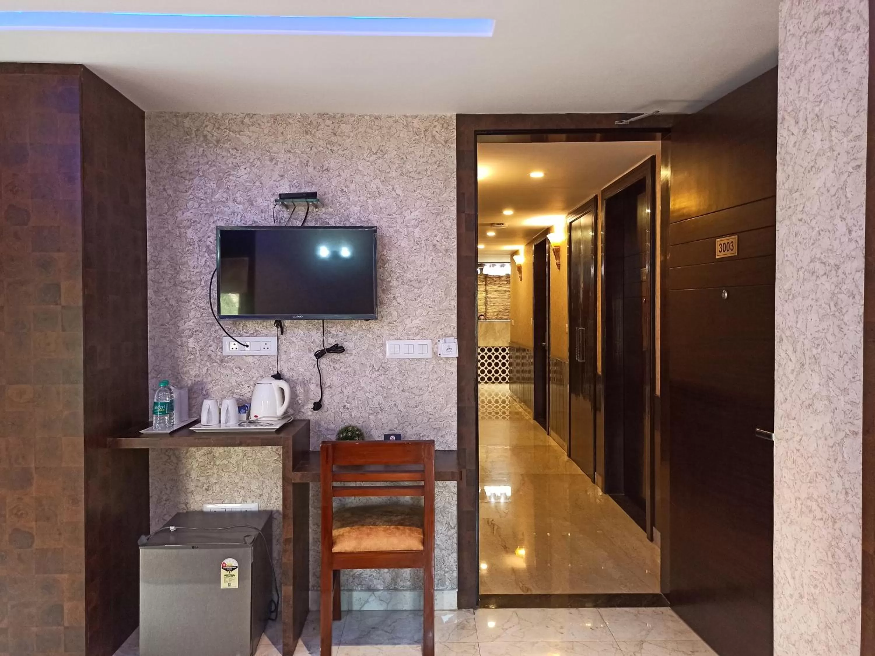 Communal lounge/ TV room, TV/Entertainment Center in Hotel A P Home's - A Boutique Hotel