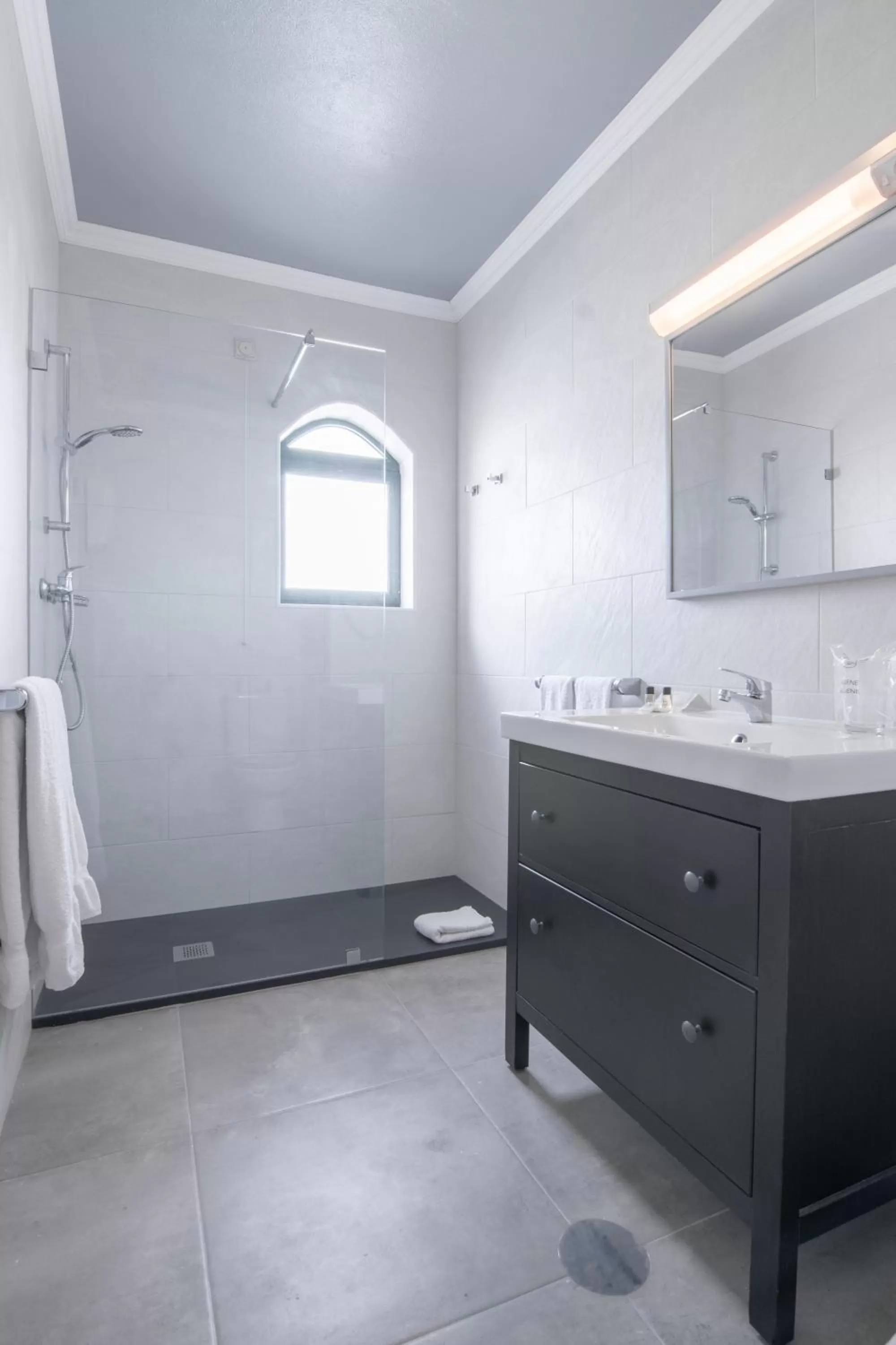 Shower in Loule Jardim Hotel