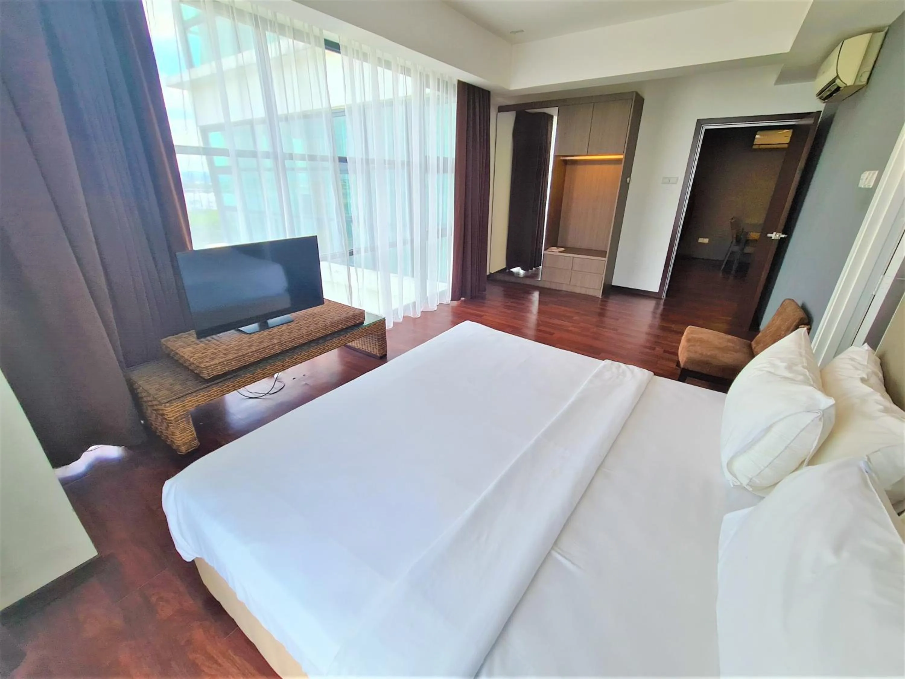 Living room, Bed in Nexus Regency Suites & Hotel