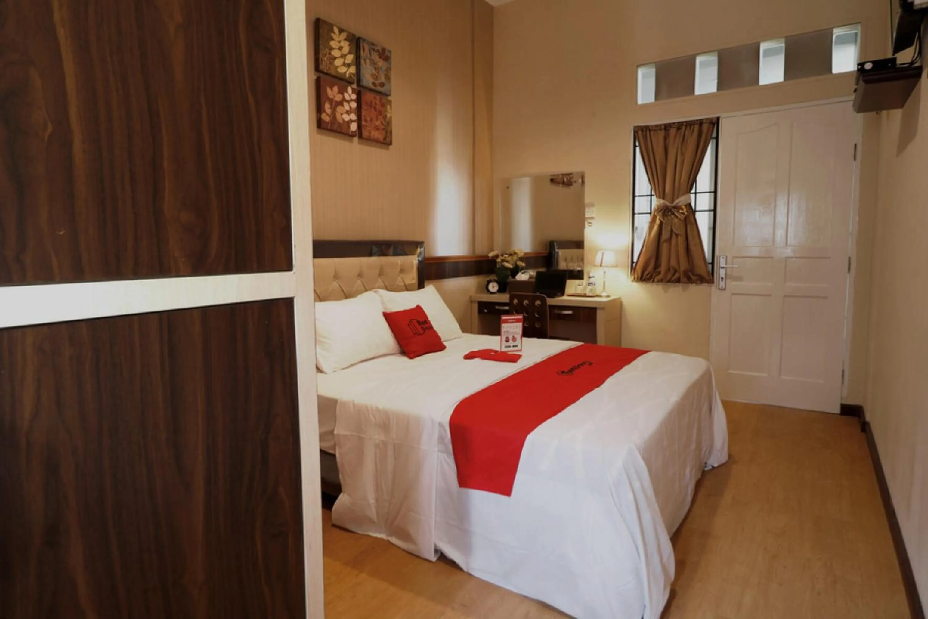 Bed in RedDoorz Plus near Universitas Sumatera Utara