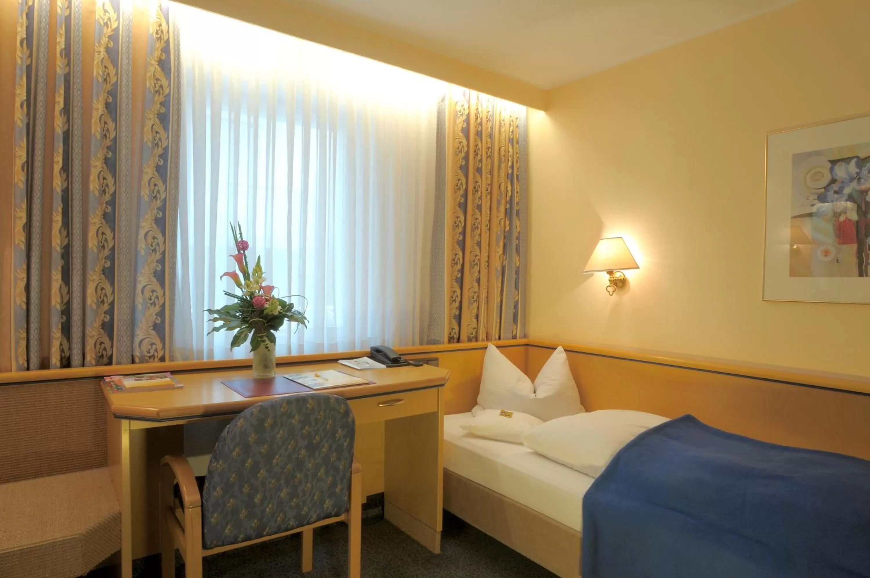 Photo of the whole room, Bed in Ringhotel Loew's Merkur