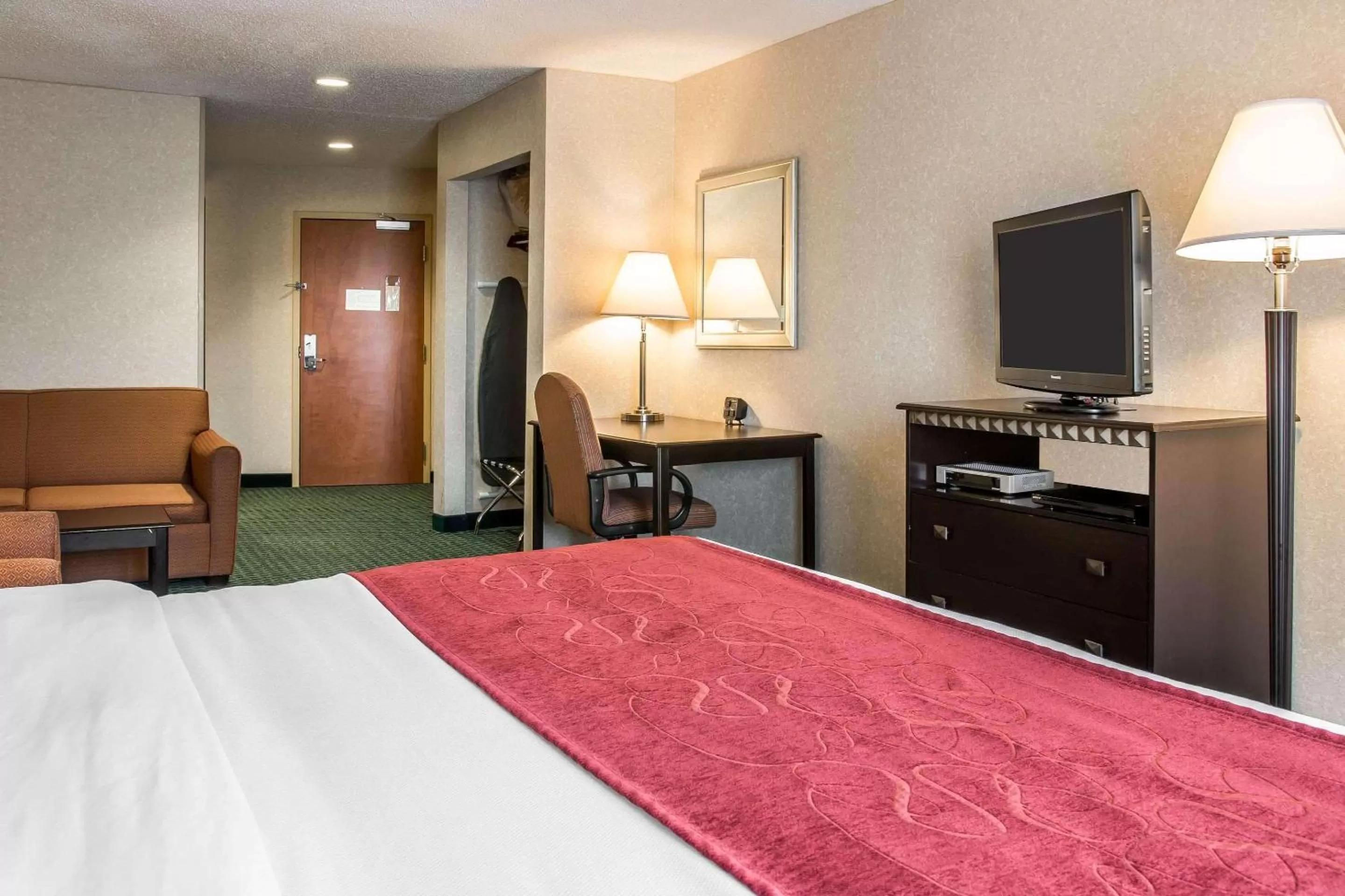 Photo of the whole room, Bed in Comfort Suites Canton - Detroit