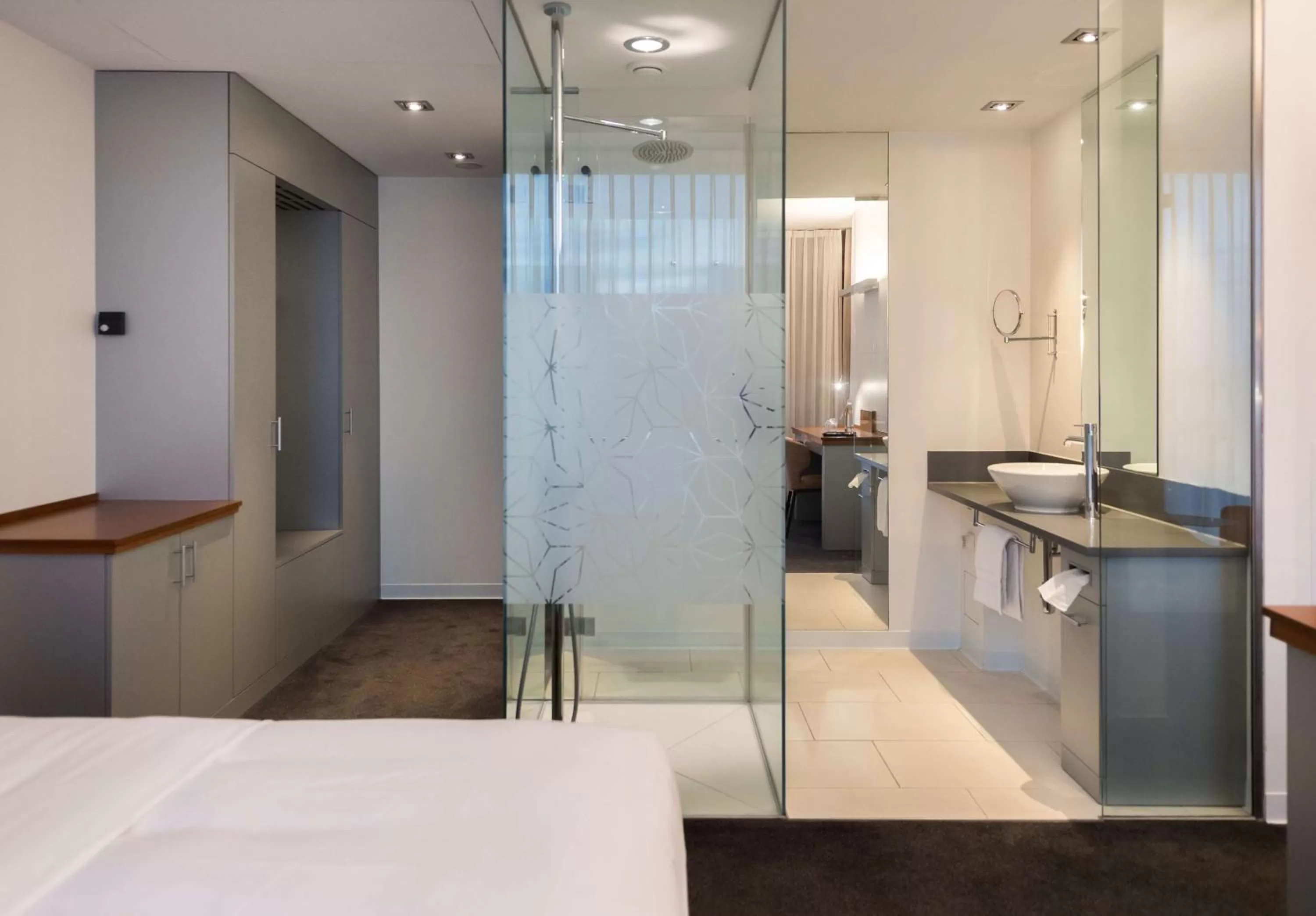 Bathroom, Bed in DoubleTree by Hilton Frankfurt Niederrad