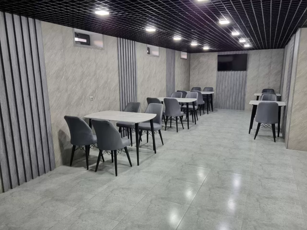 Seating area, Restaurant/Places to Eat in REVEL HOTEL