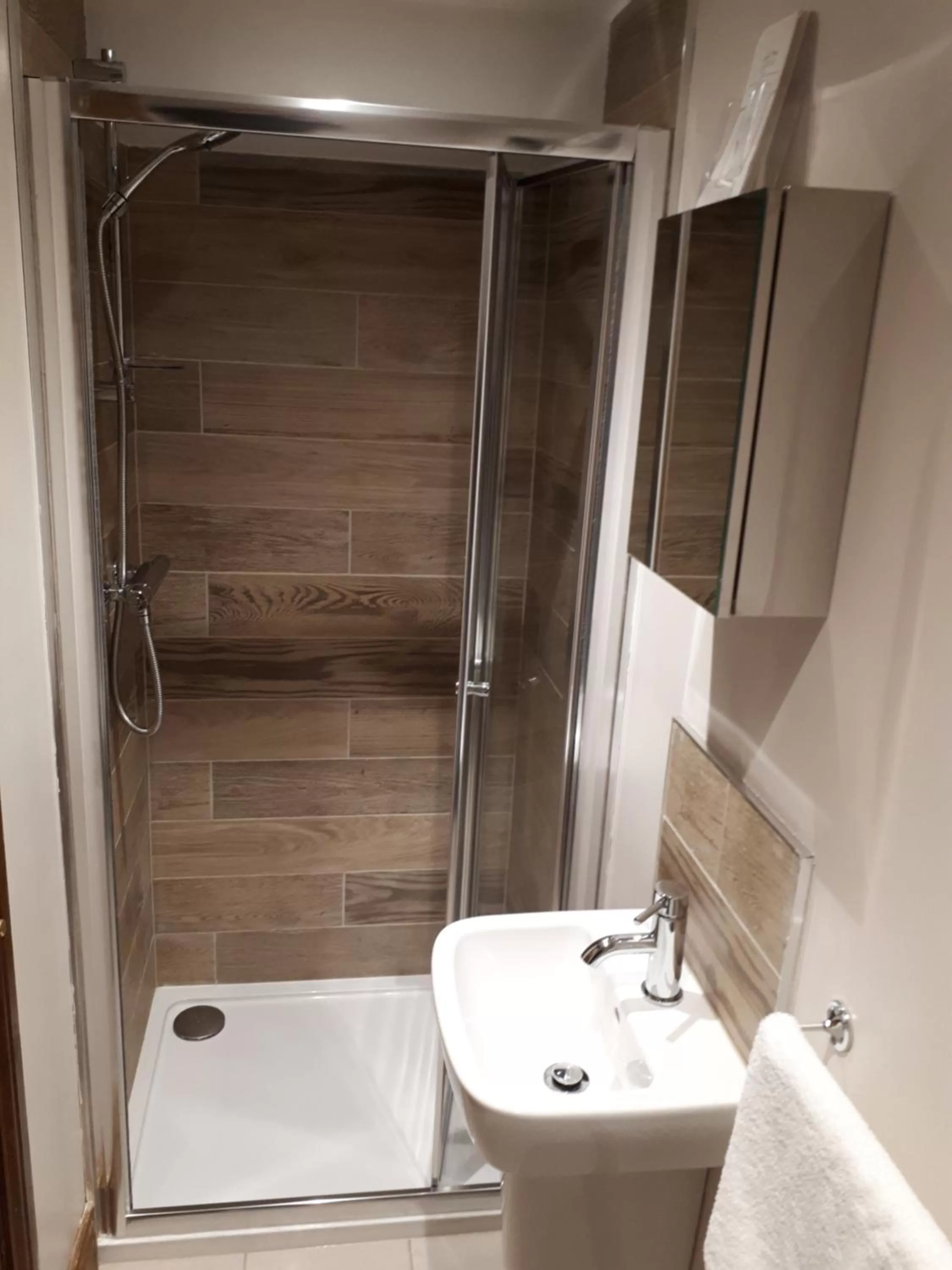 Shower in The Black Bull at Nateby