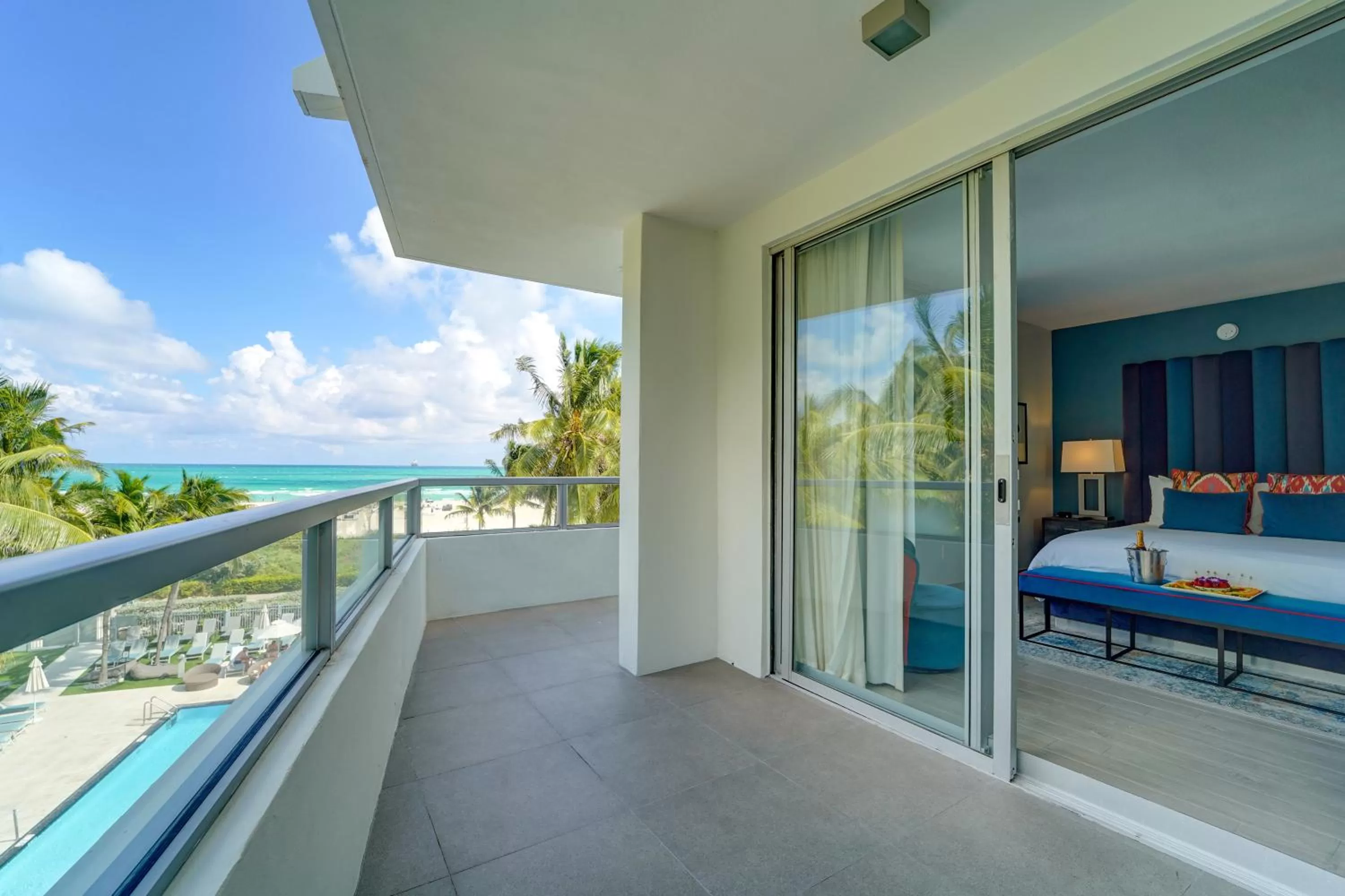 Balcony/Terrace, Bed in The Sagamore Hotel South Beach