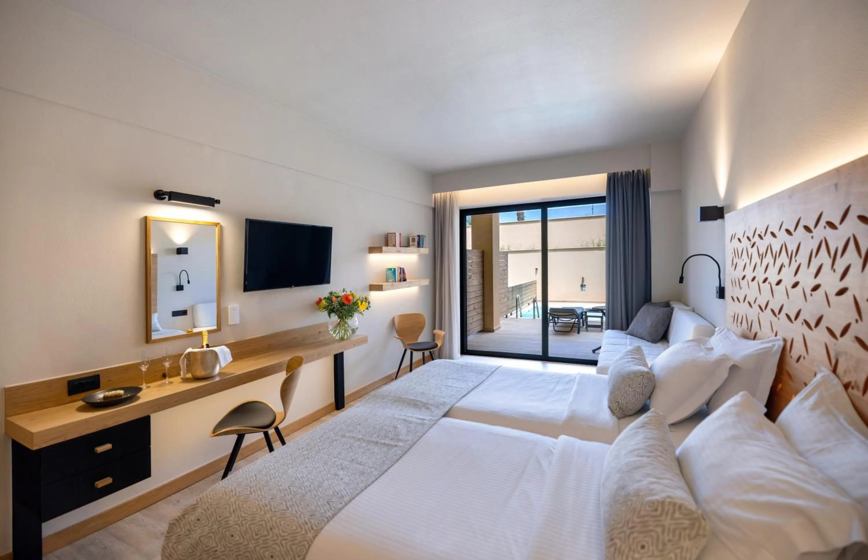 Bedroom, Bed in Atlantis Beach Hotel