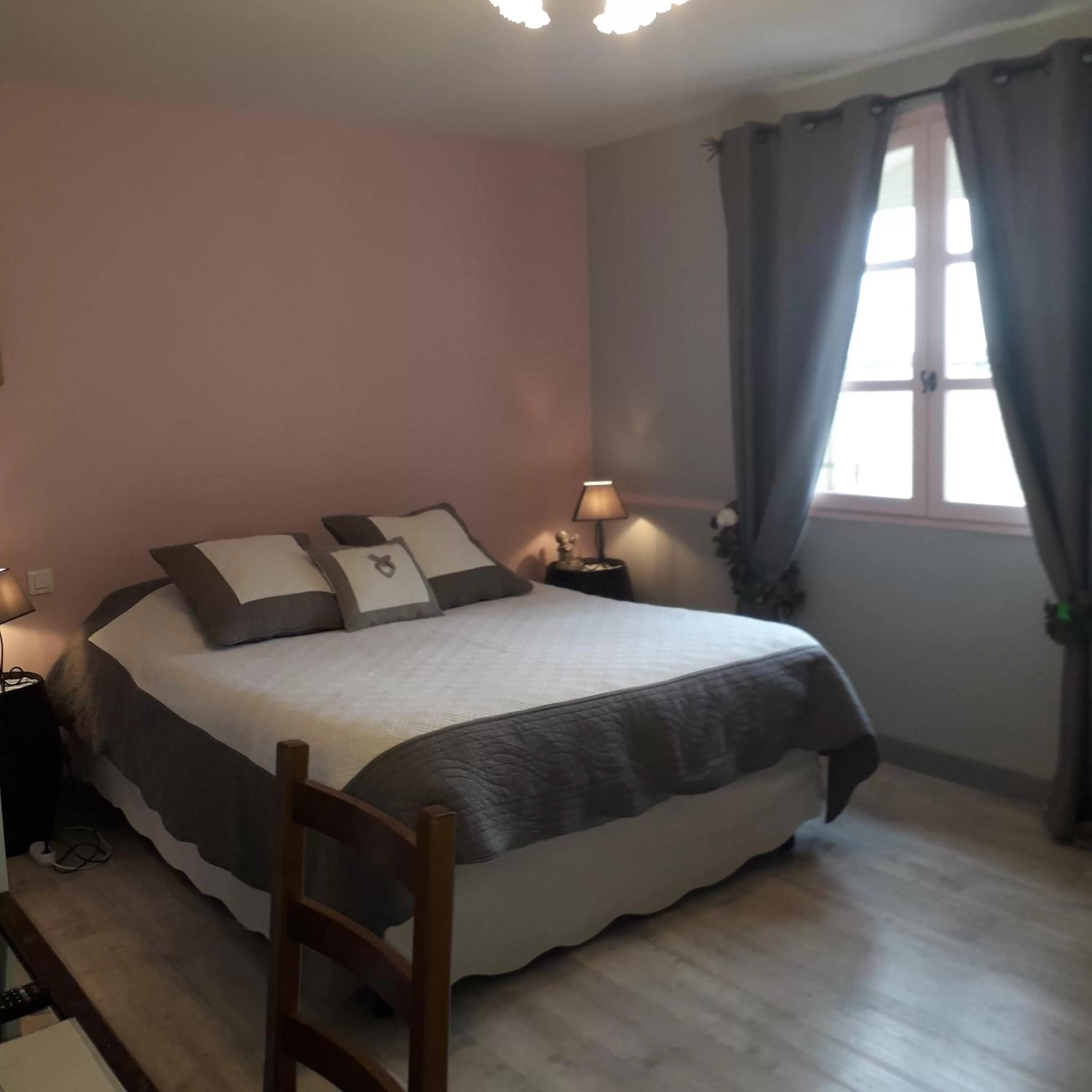 Photo of the whole room, Bed in Vents d'Anges