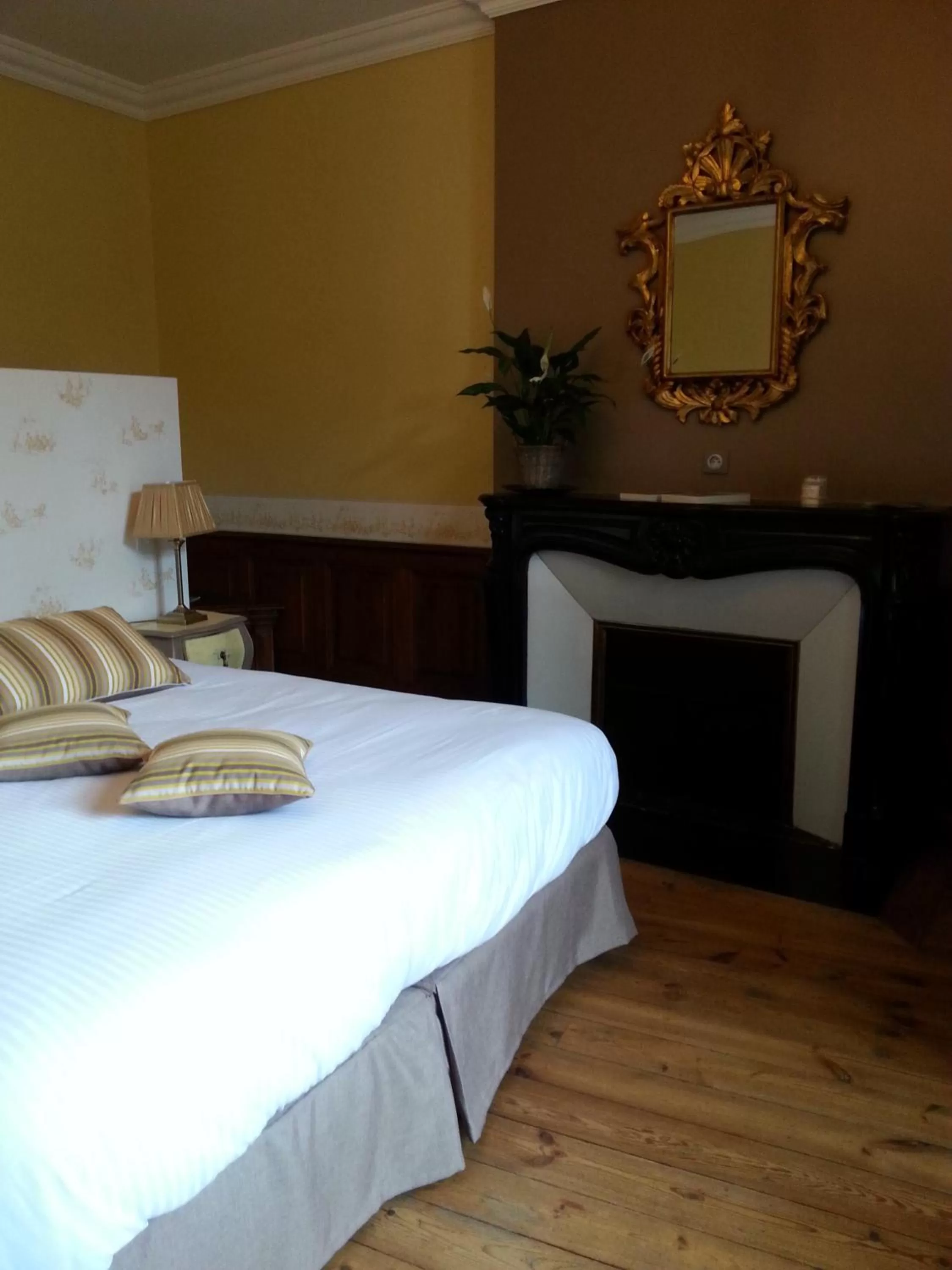 Bed in La Maison d'Adelaïde Chambres d'hôtes