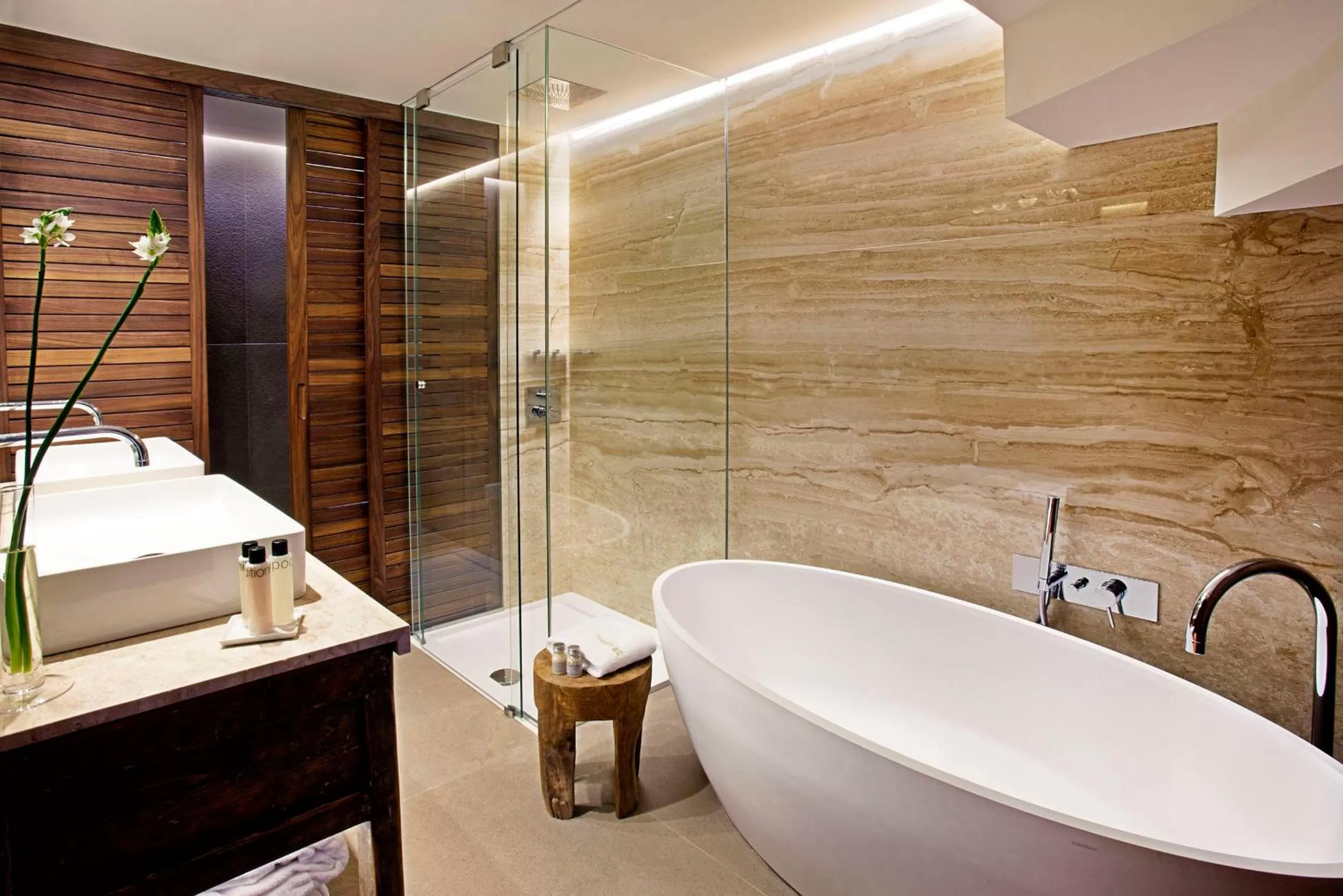 Shower in Claris Hotel & Spa GL, a Small Luxury Hotel of the World