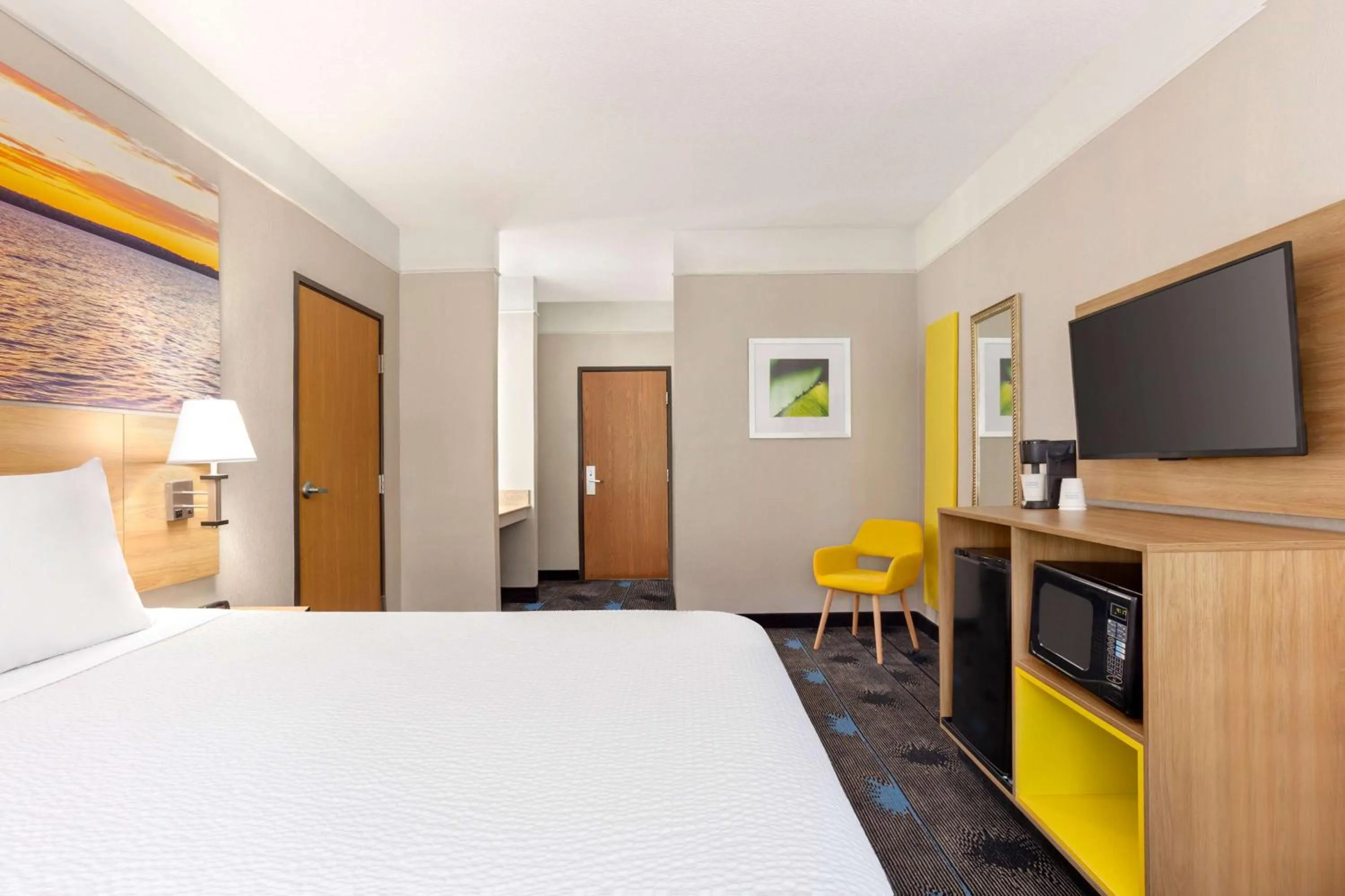 Bedroom, Bed in Days Inn by Wyndham Kansas City International Airport