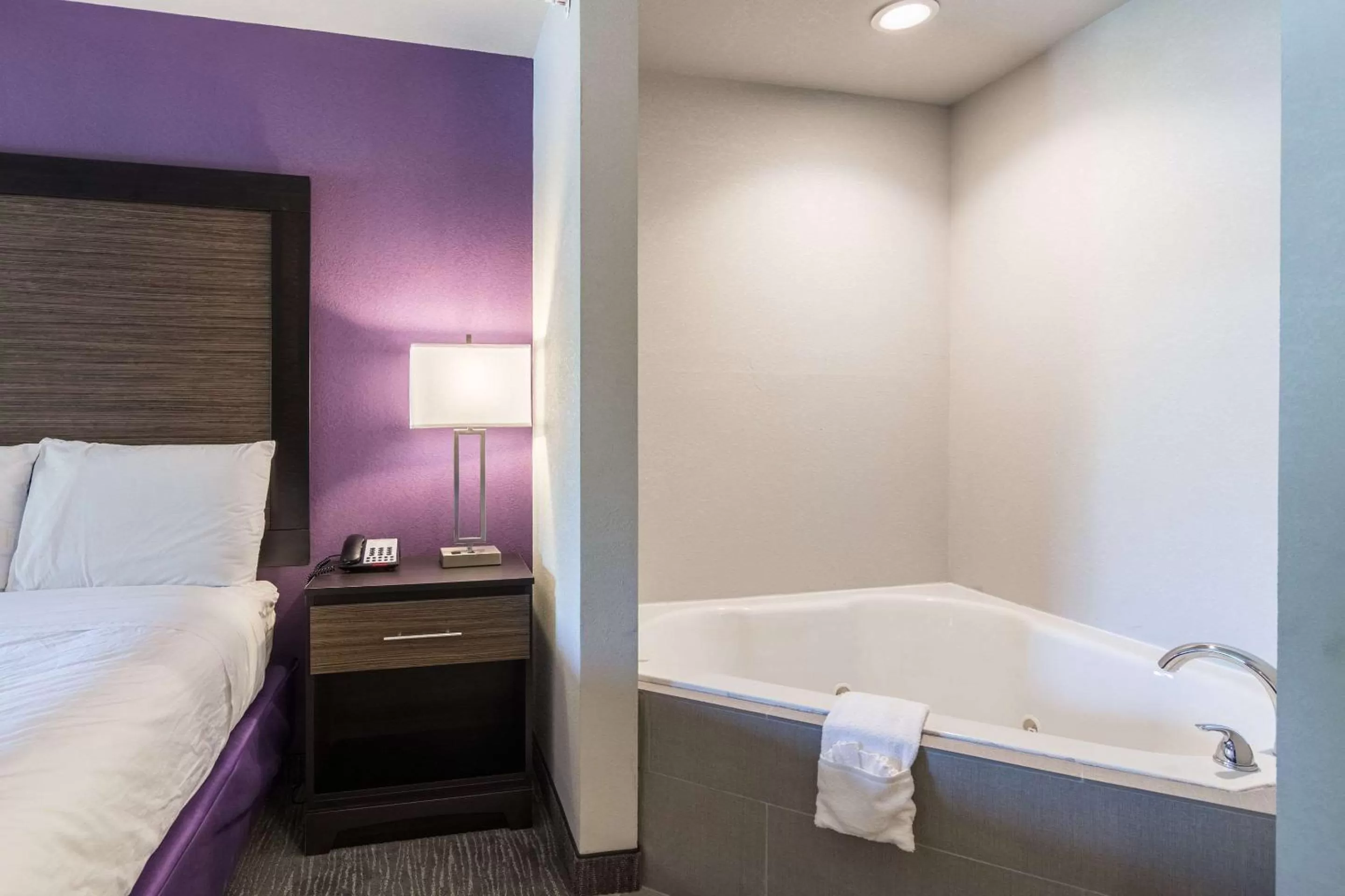 Photo of the whole room, Bed in Econo Lodge Inn & Suites North Little Rock near Riverfront