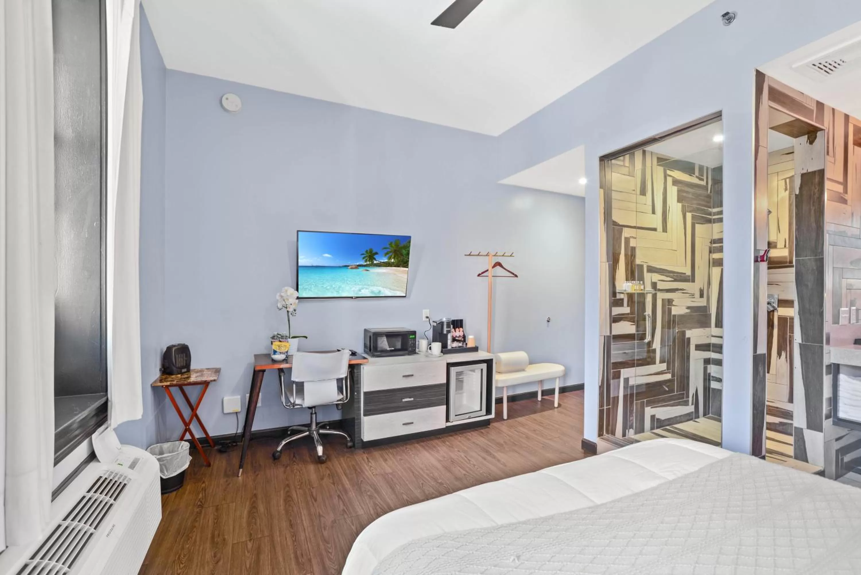 Photo of the whole room, Bed in Good Hotels Downtown Denver