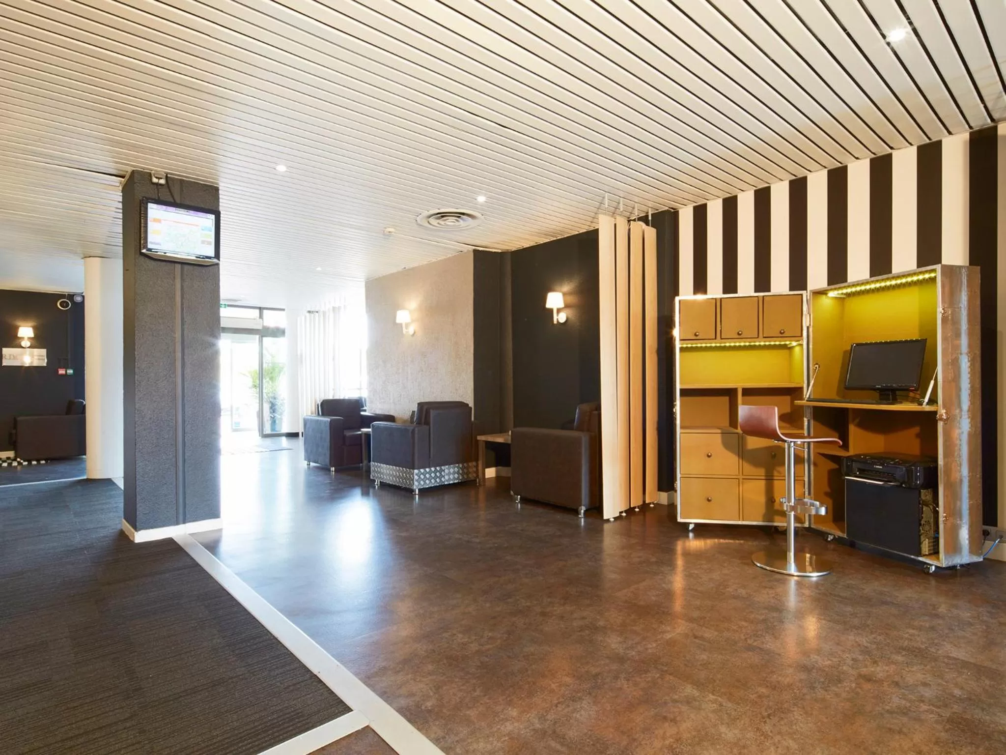 Lobby or reception in Kyriad Hôtel Orly Aéroport - Athis Mons