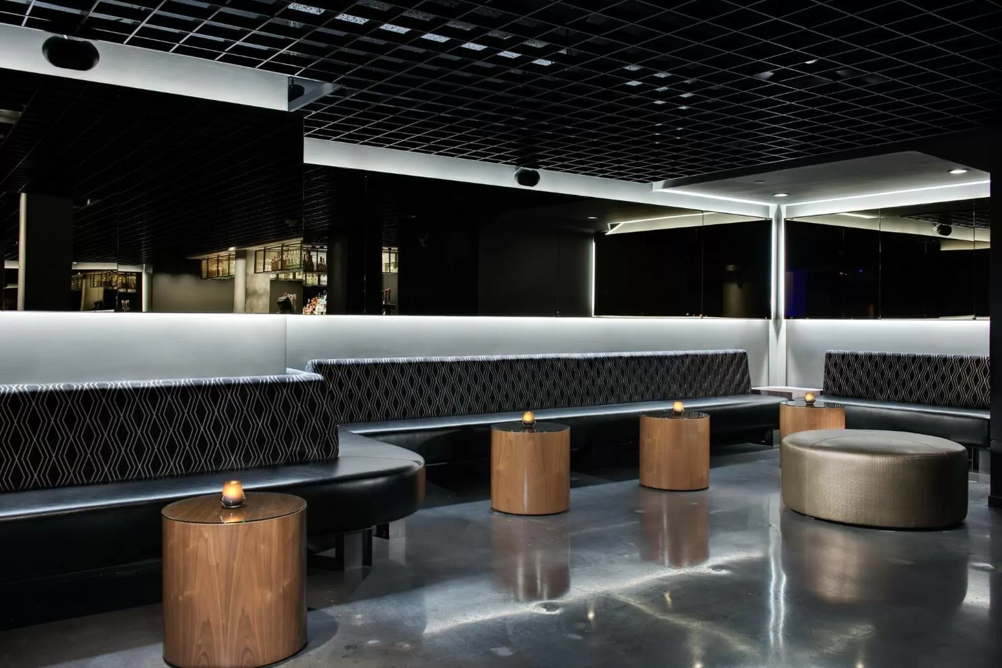 Lounge or bar in Omni Houston Hotel