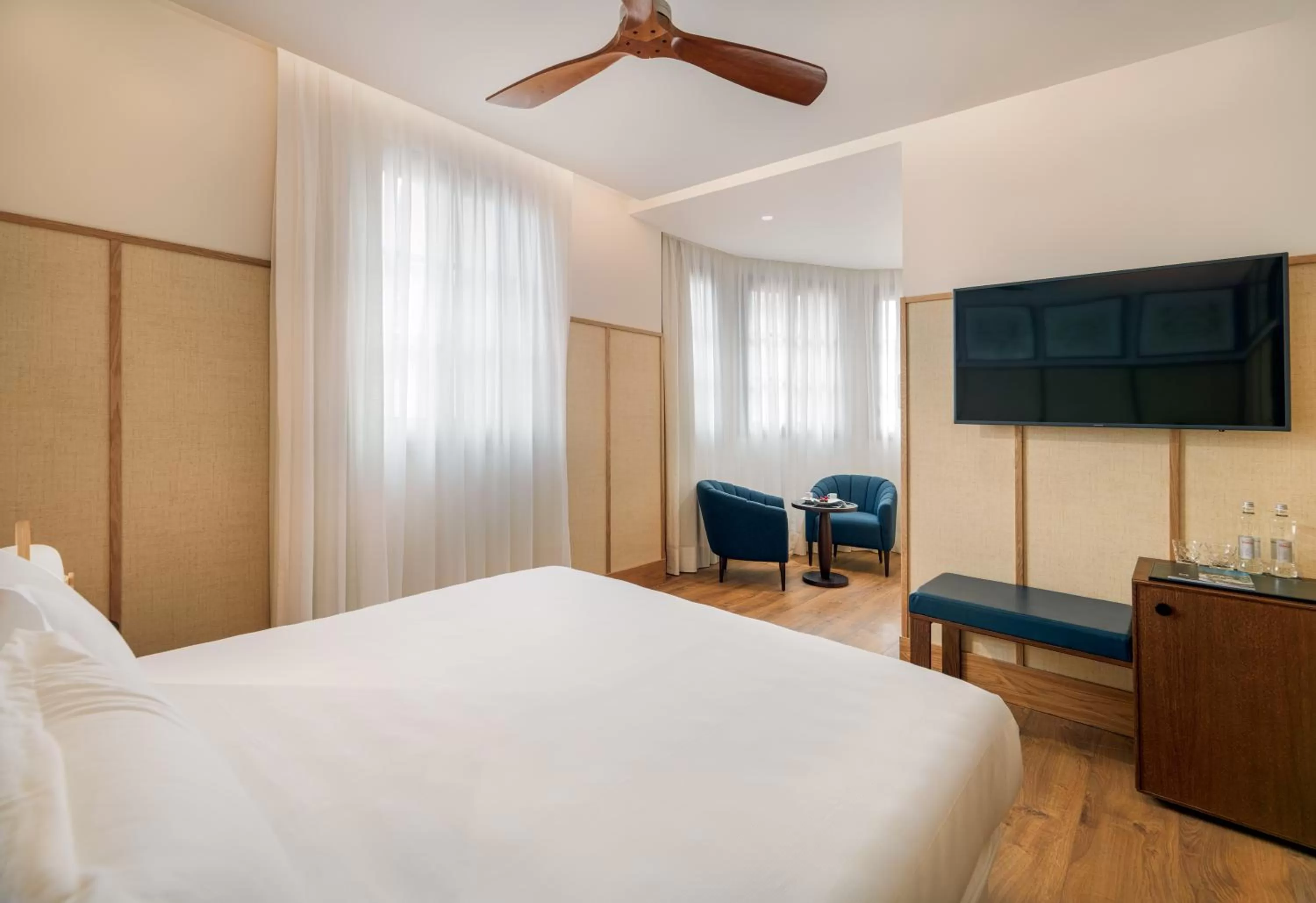 Photo of the whole room, Bed in H10 Madison 4* Sup