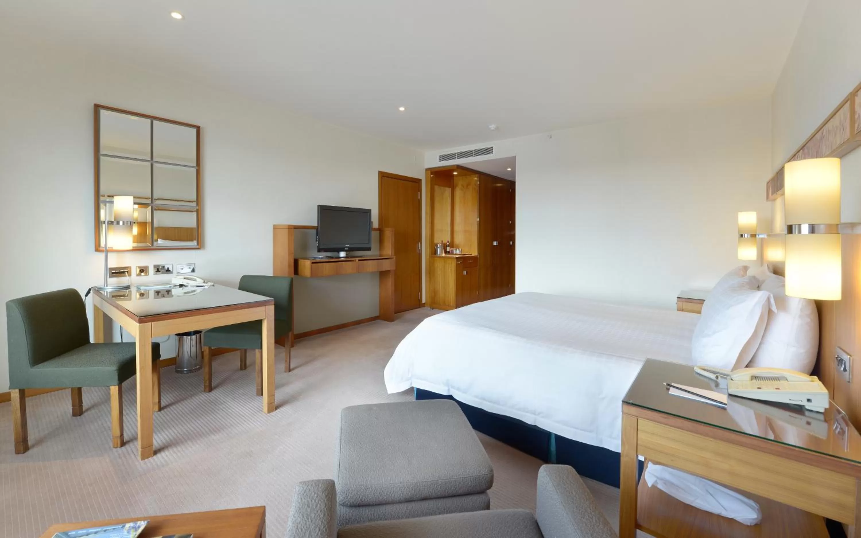 TV and multimedia, Bed in Canary Riverside Plaza Hotel