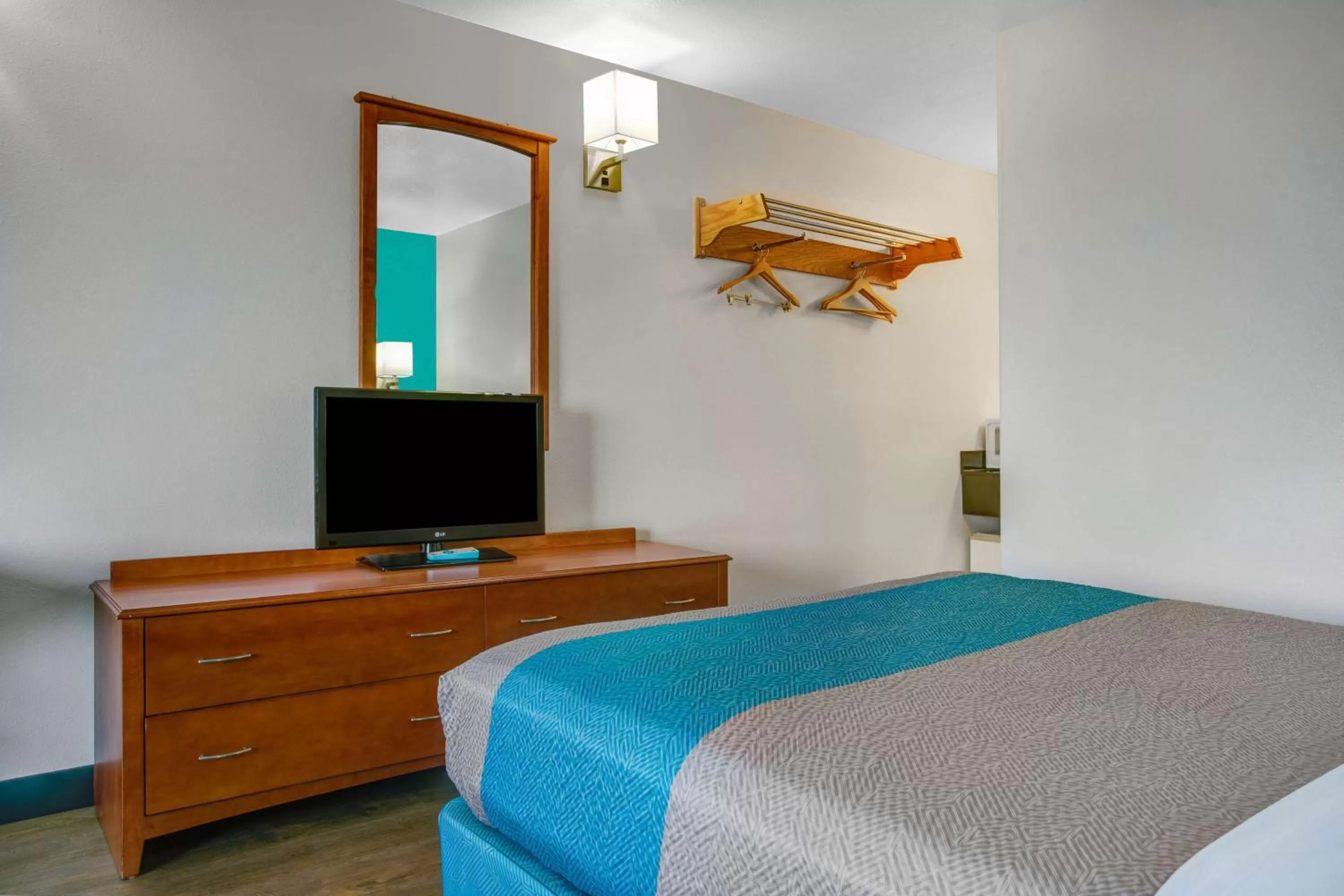 Photo of the whole room, Bed in Motel 6-Baker City, OR