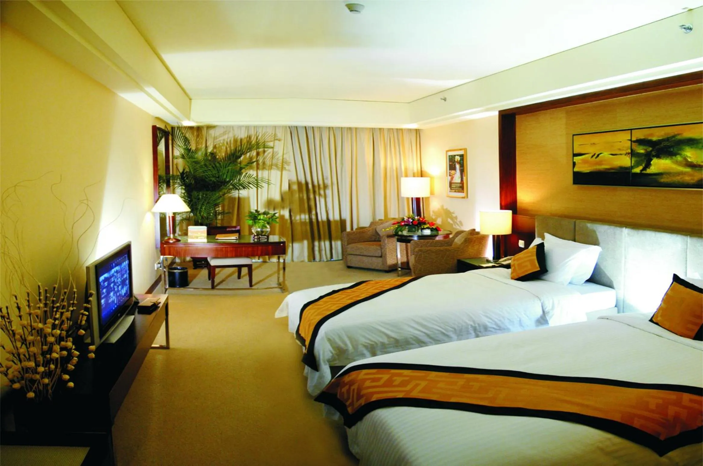 Photo of the whole room, Bed in Dongguan Richwood Garden Hotel