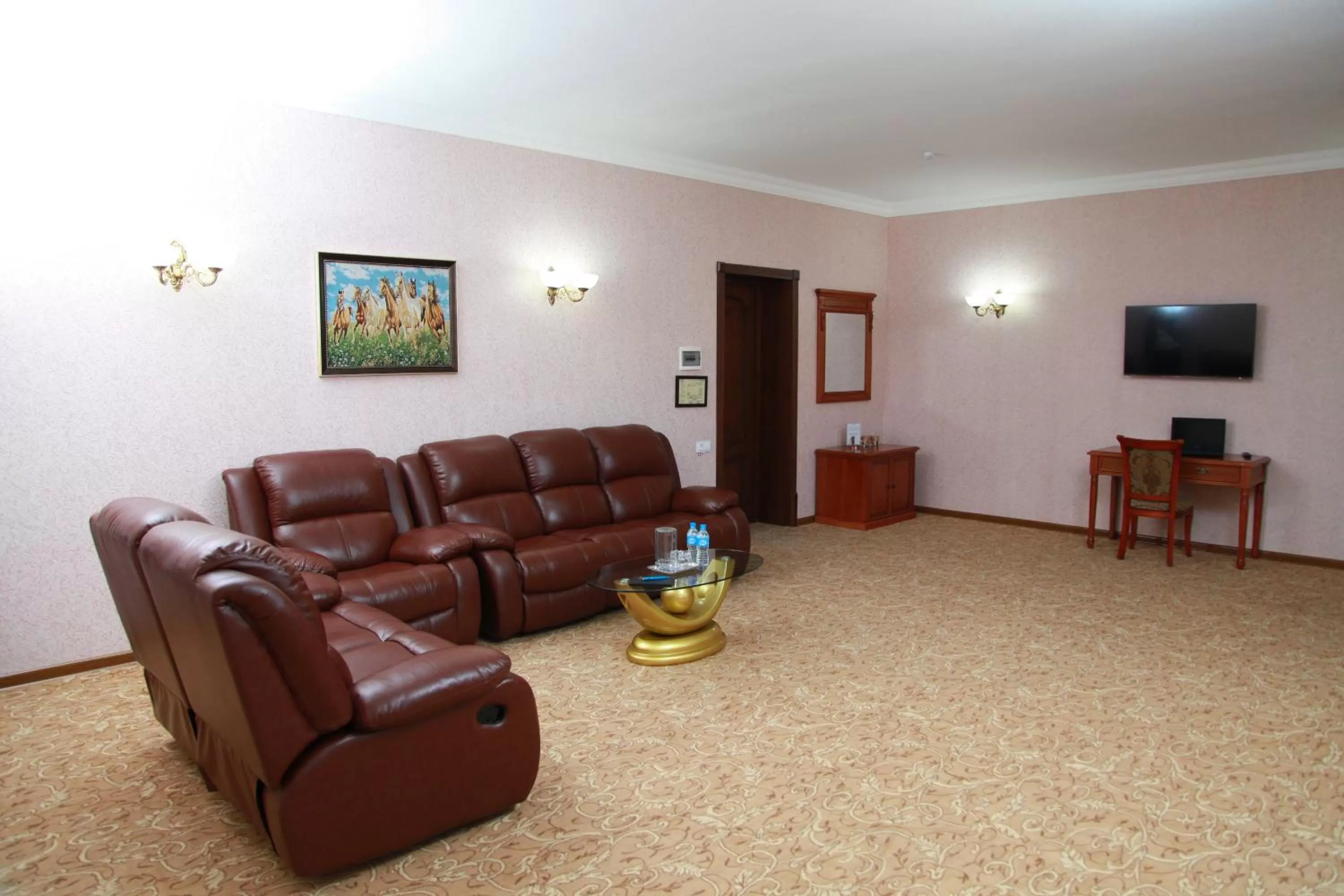 Living room, Seating Area in Maximum Hotel