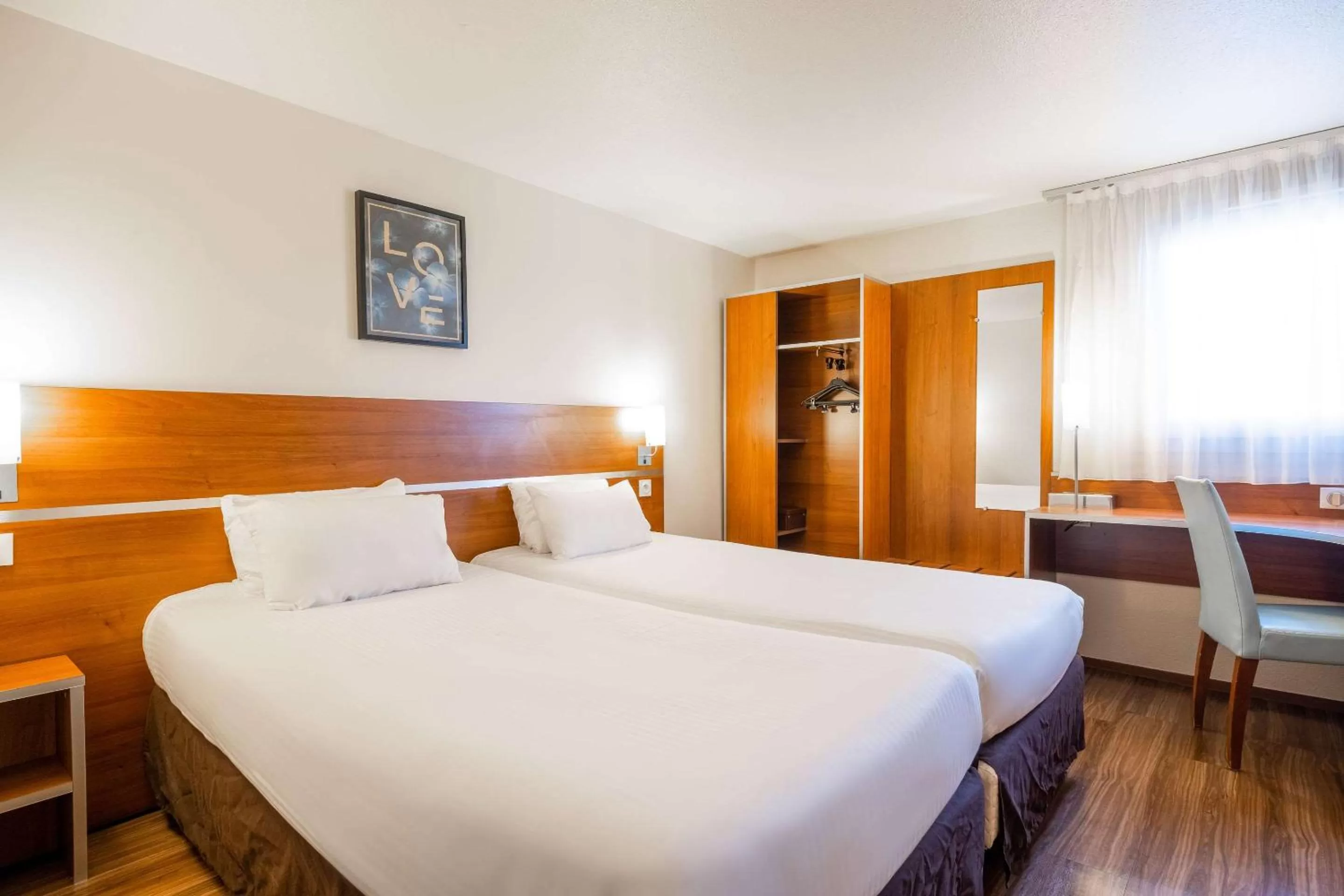 Photo of the whole room, Bed in Comfort Hotel Aeroport Lyon St Exupery