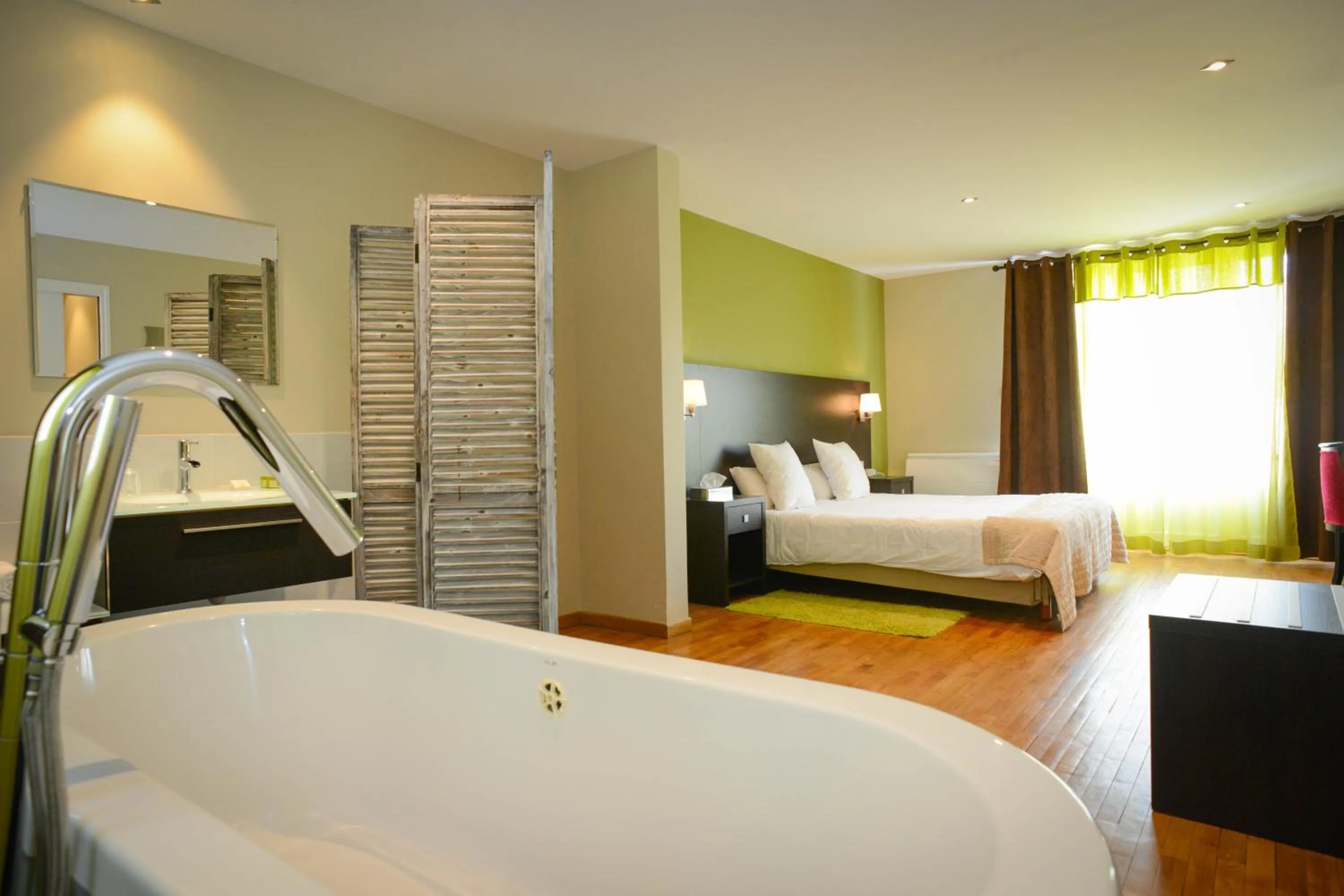 Photo of the whole room, Bed in Logis Hôtel Restaurant l'Auberge Normande