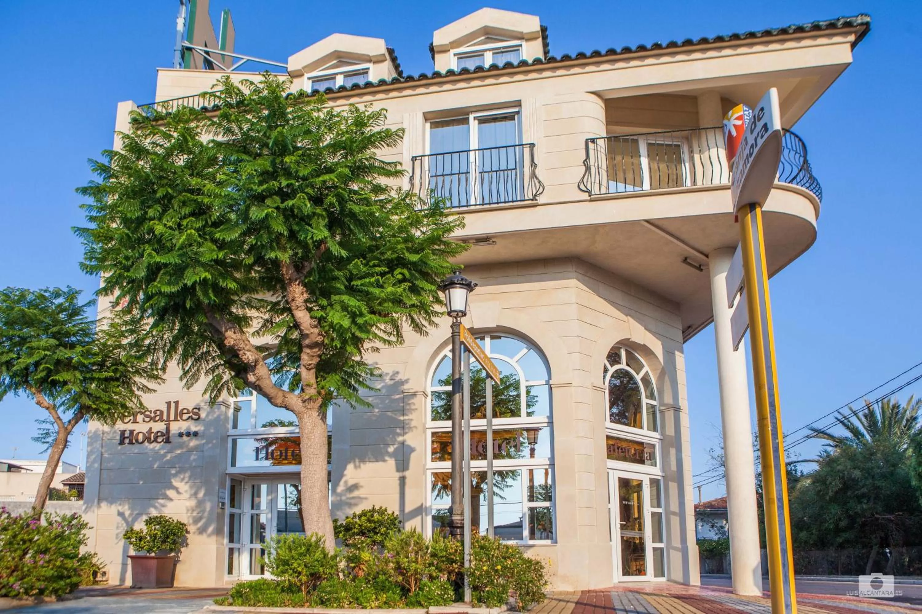 Facade/entrance in Hotel Versalles