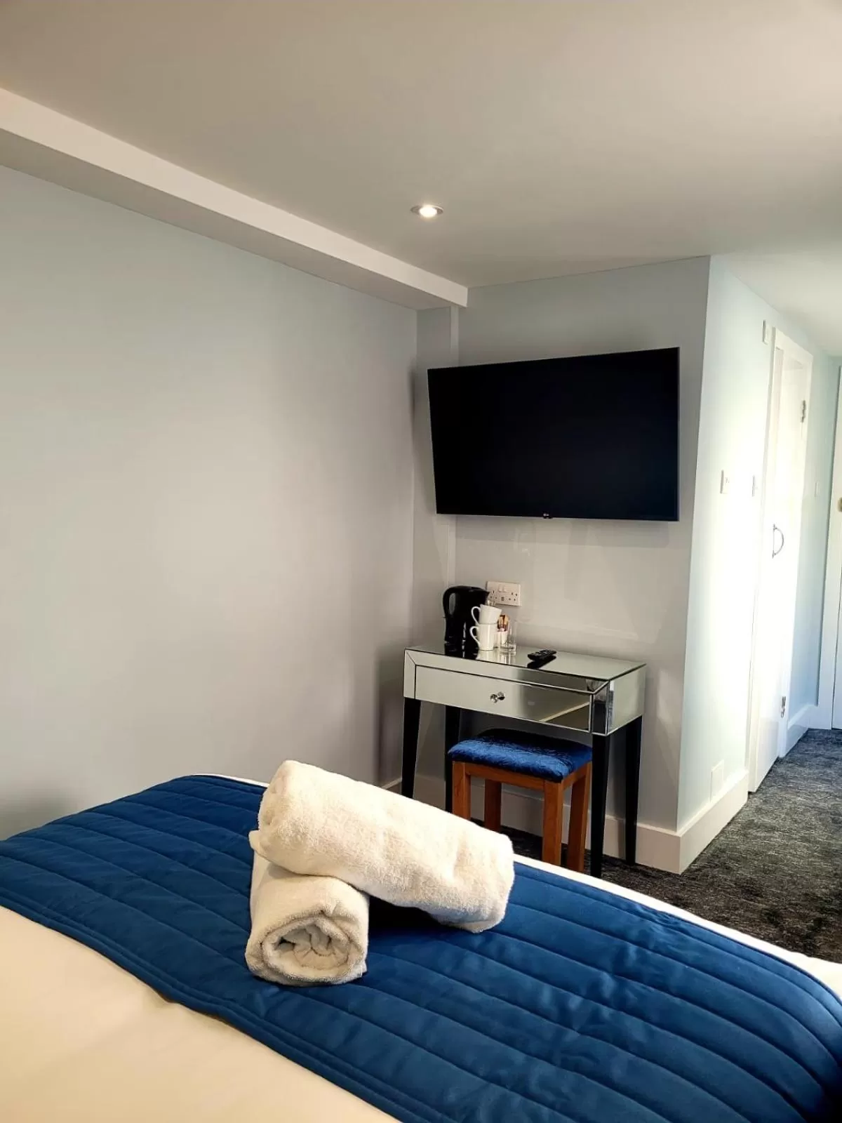 Bedroom, Bed in Mentone Hotel