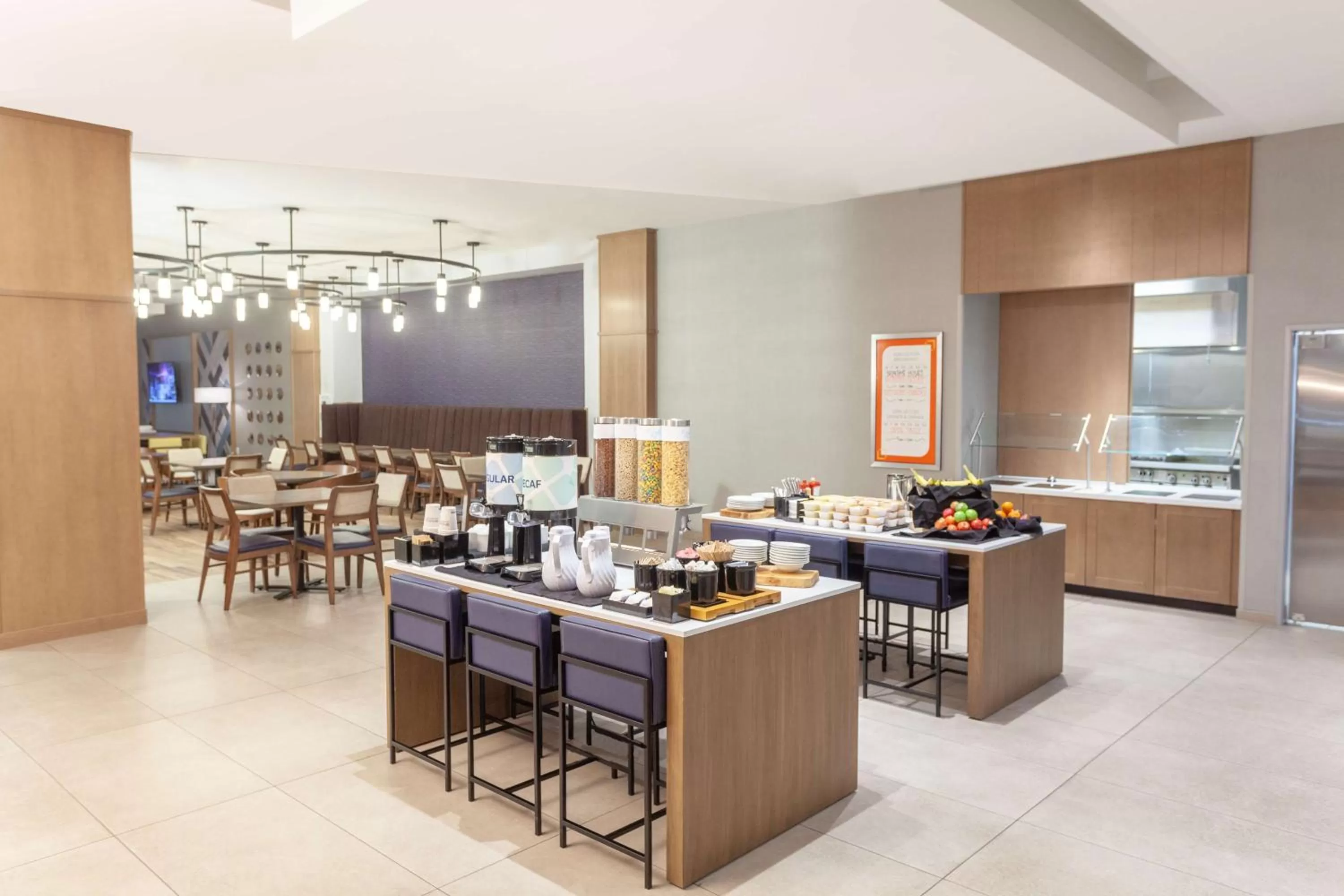 Dining area in Hilton Garden Inn Broomfield Boulder