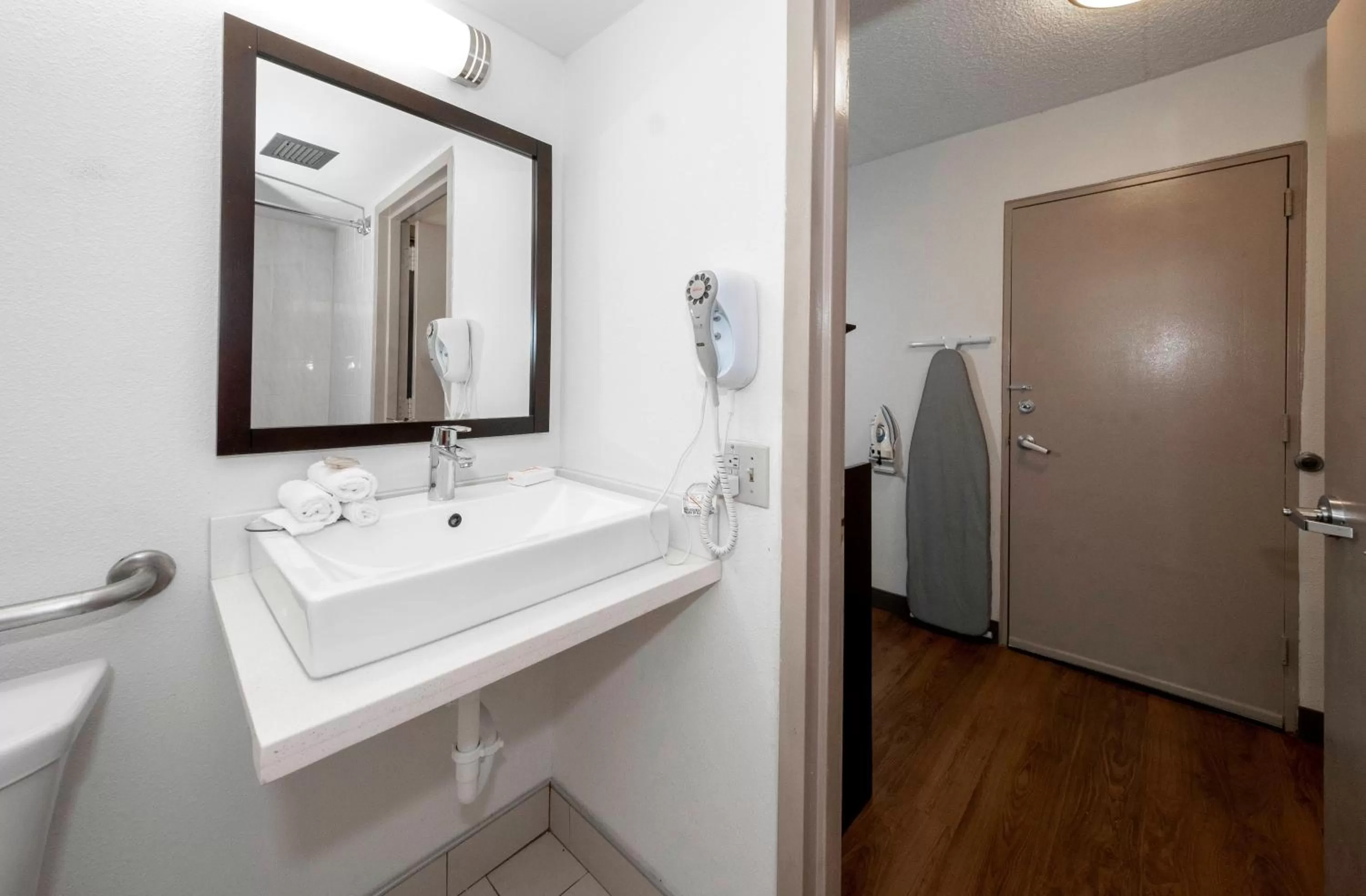 Bathroom in Red Roof PLUS Newark Liberty Airport - Carteret