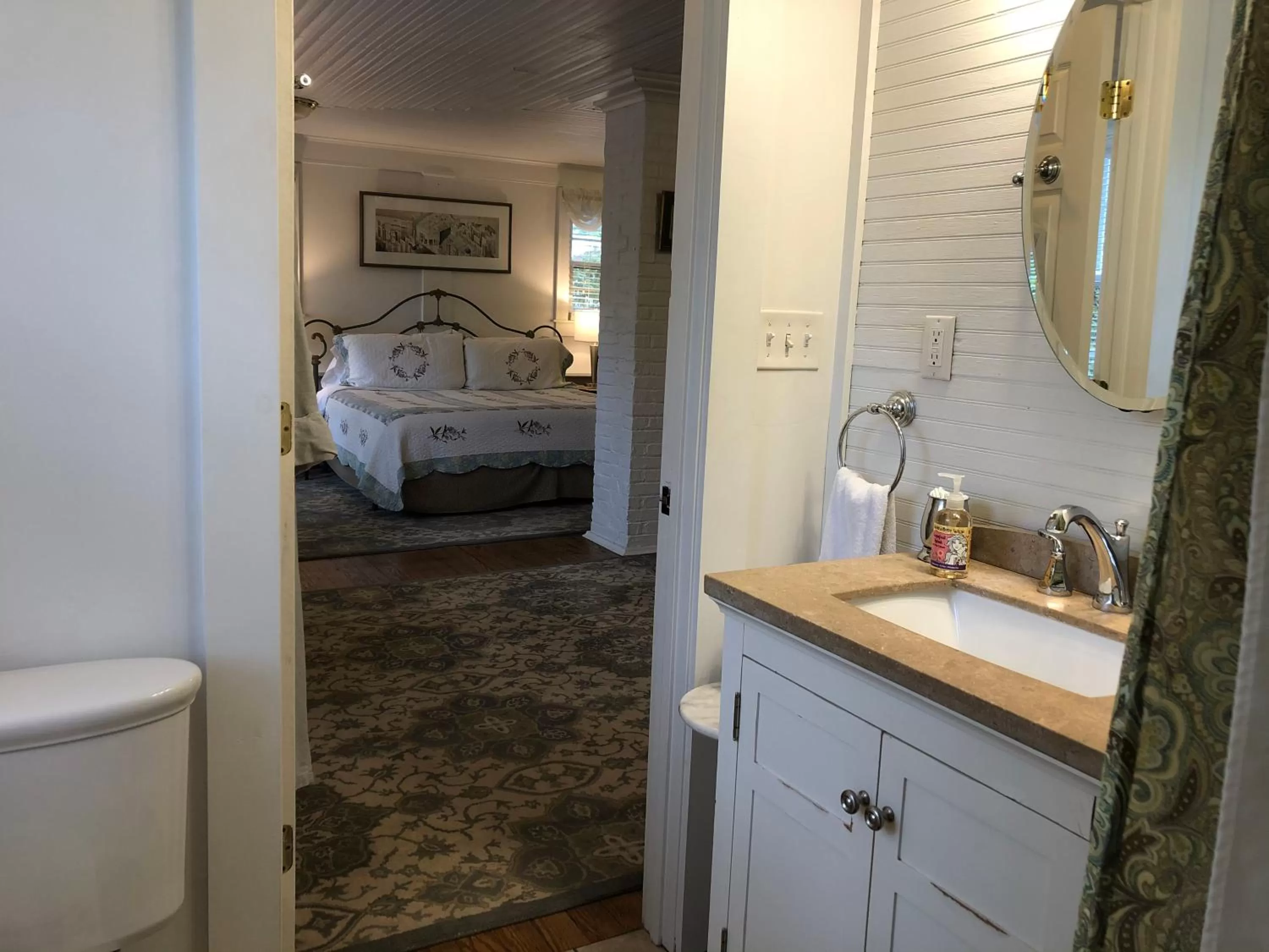 Bathroom, Bed in Oakland Cottage Bed and Breakfast