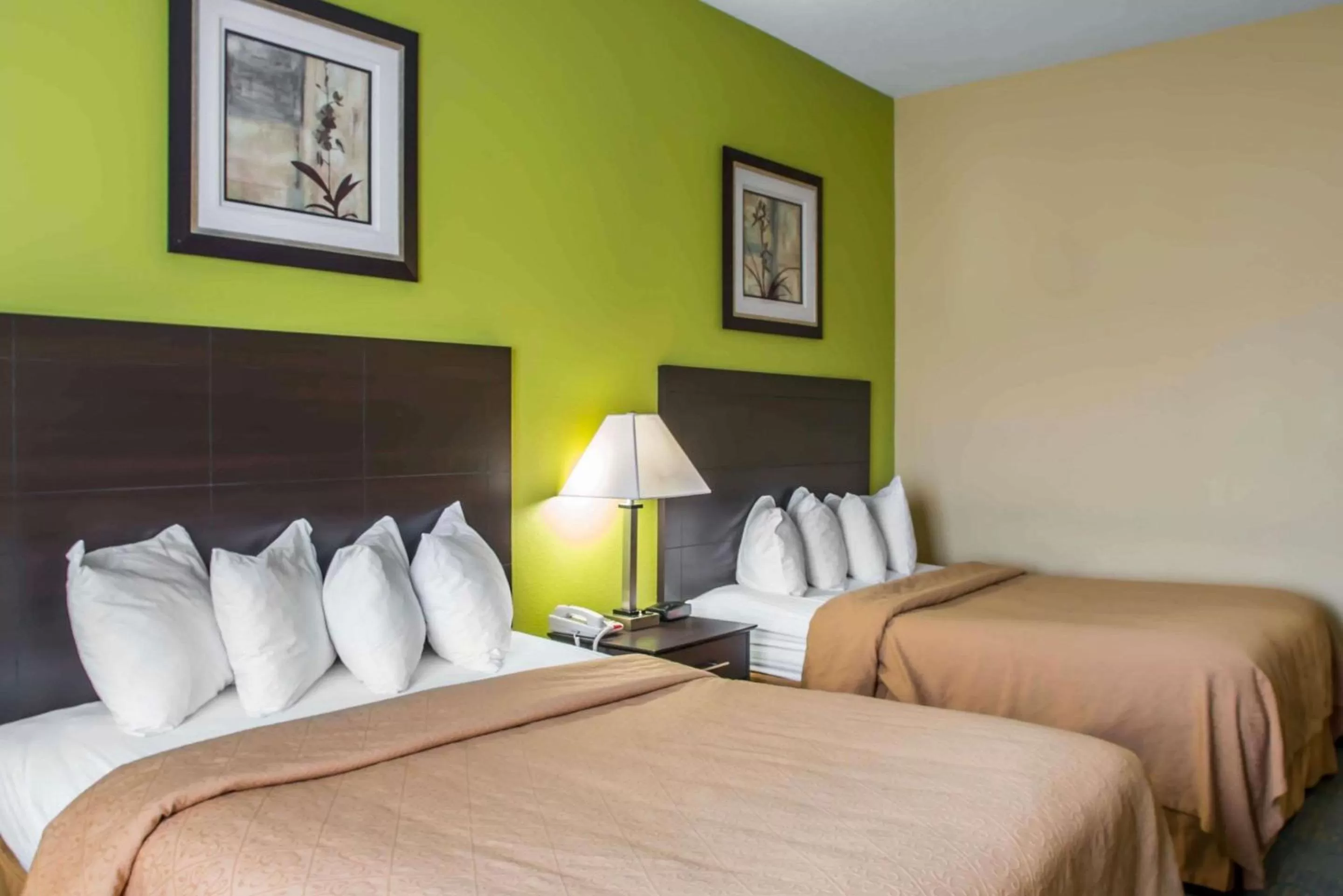 Photo of the whole room, Bed in Quality Inn Litchfield Route 66