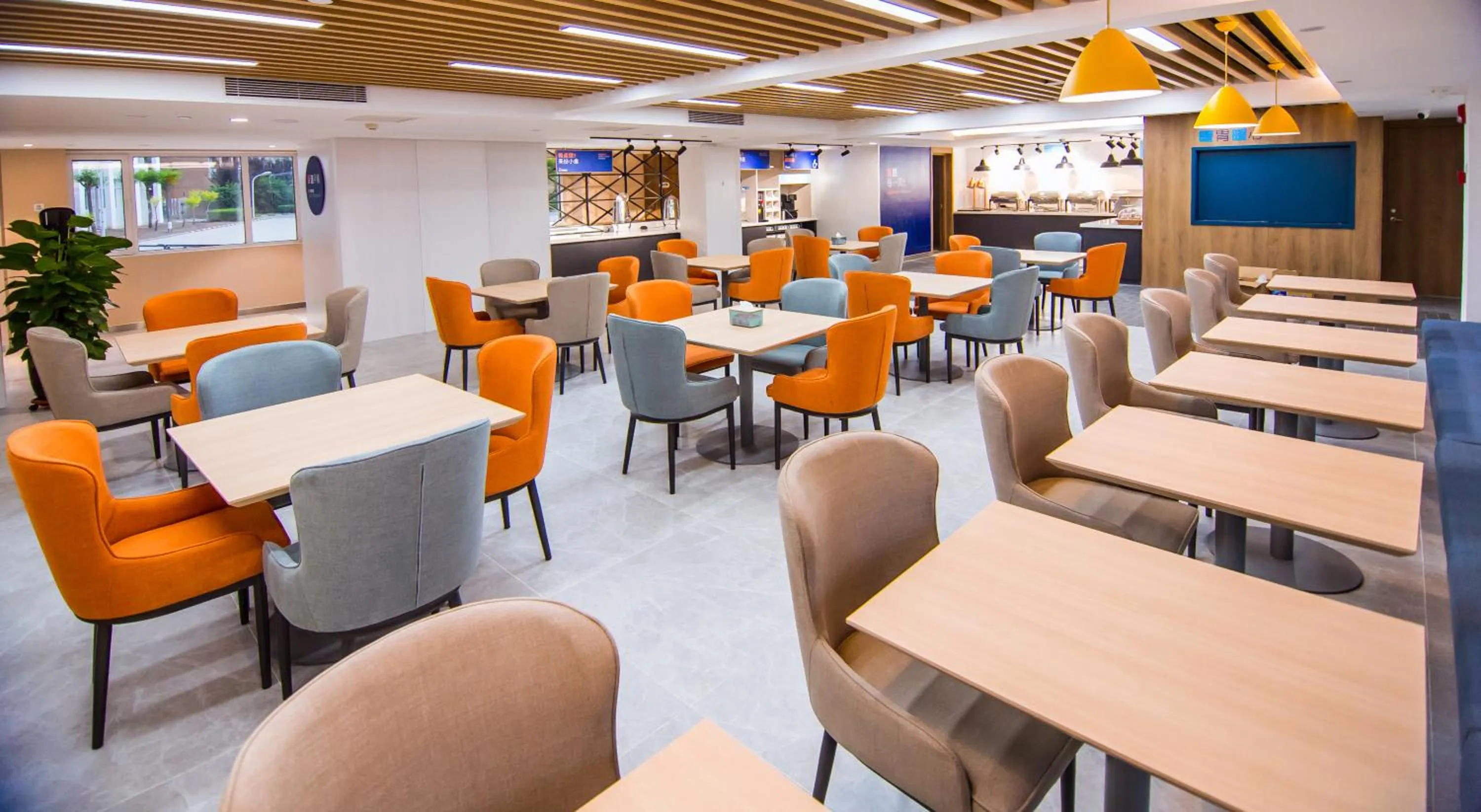 Seating area in Holiday Inn Express Tianjin Airport East by IHG