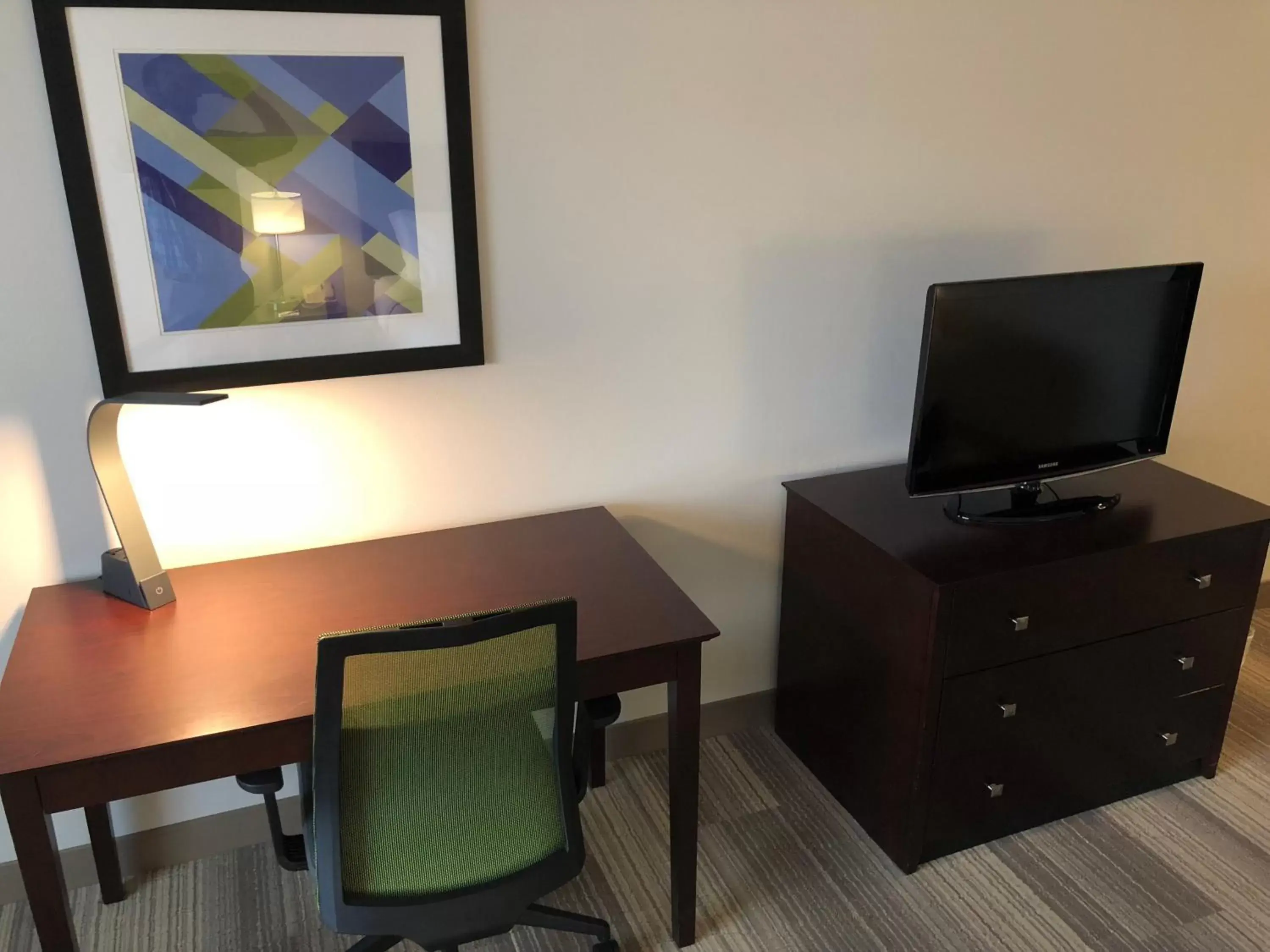 King Room - Mobility Access/Hearing Accessible in Holiday Inn Express Dayton by IHG King Room - Mobility Access/Hearing Accessible in Holiday Inn Express Dayton by IHG