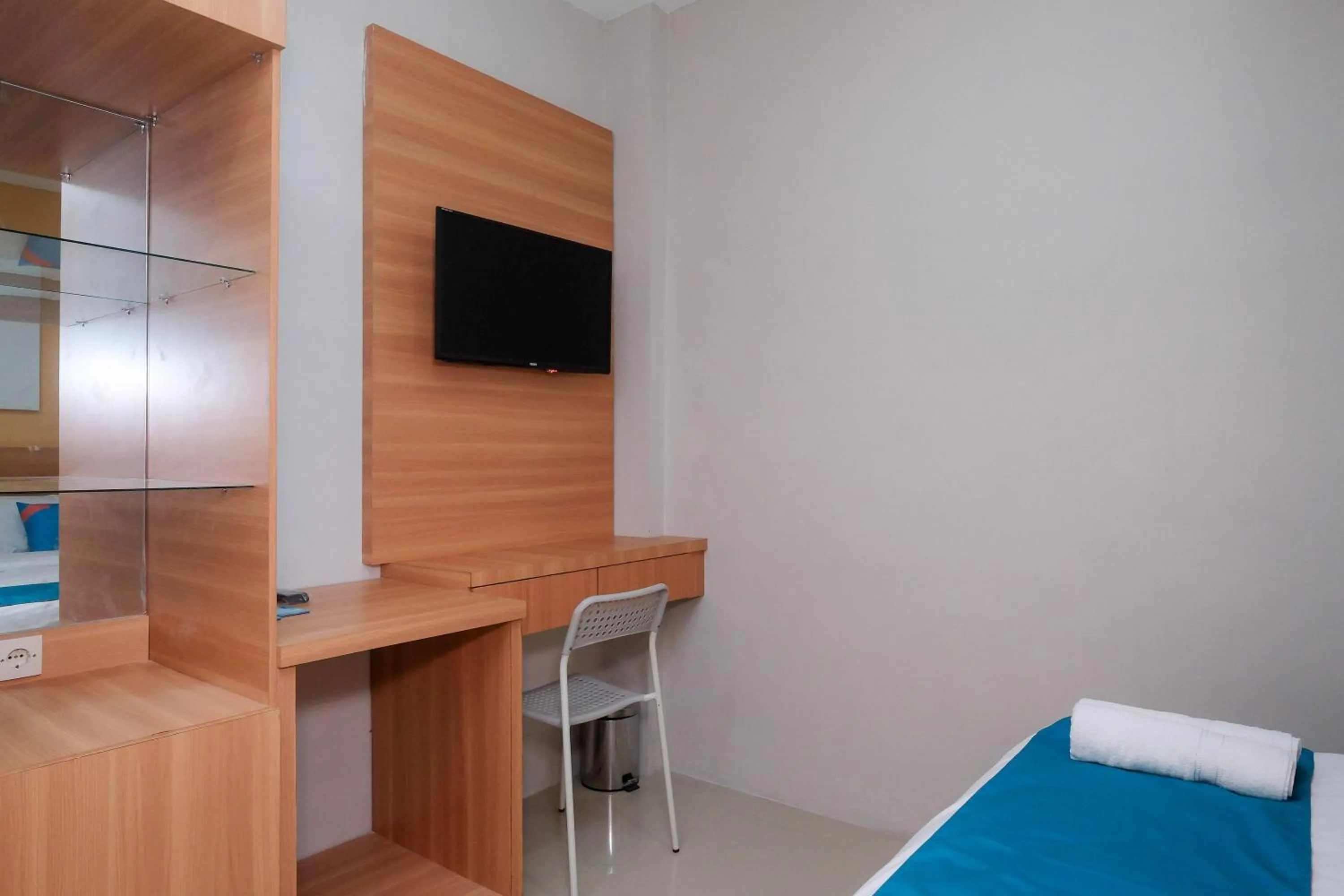 Bedroom in Sans Hotel Tiga Putri Semarang by RedDoorz